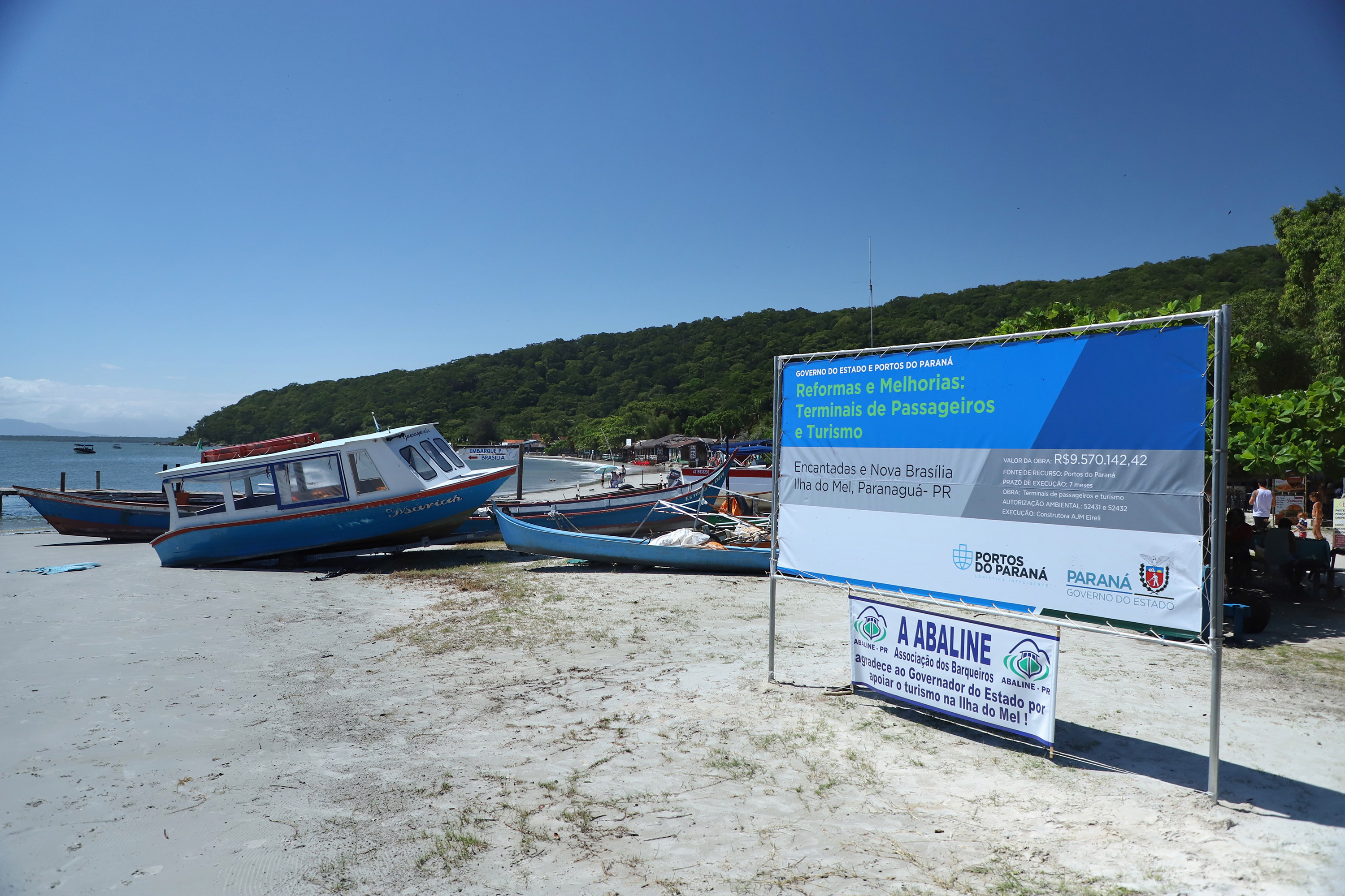 O governador Carlos Massa Ratinho Junior assinou nesta quinta-feira (27) a ordem de serviço para o início das obras de reforma e melhorias nos trapiches de Nova Brasília e Encantadas, na Ilha do Mel, em Paranaguá. O ministro de Infraestrutura, Tarcísio Gomes de Freitas, participou da solenidade. O investimento de R$ 9,5 milhões são da empresa pública Portos do Paraná. As obras devem demorar cerca de sete meses. - Curitiba, 27/02/2020 - Foto: José Fernando Ogura/AEN