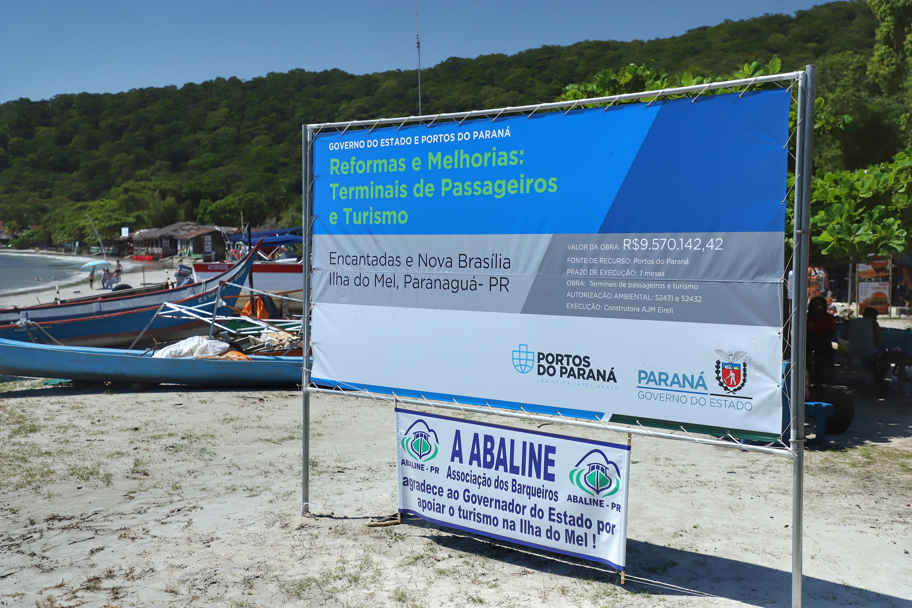 O governador Carlos Massa Ratinho Junior assinou nesta quinta-feira (27) a ordem de serviço para o início das obras de reforma e melhorias nos trapiches de Nova Brasília e Encantadas, na Ilha do Mel, em Paranaguá. O ministro de Infraestrutura, Tarcísio Gomes de Freitas, participou da solenidade. O investimento de R$ 9,5 milhões são da empresa pública Portos do Paraná. As obras devem demorar cerca de sete meses. - Curitiba, 27/02/2020 - Foto: José Fernando Ogura/AEN