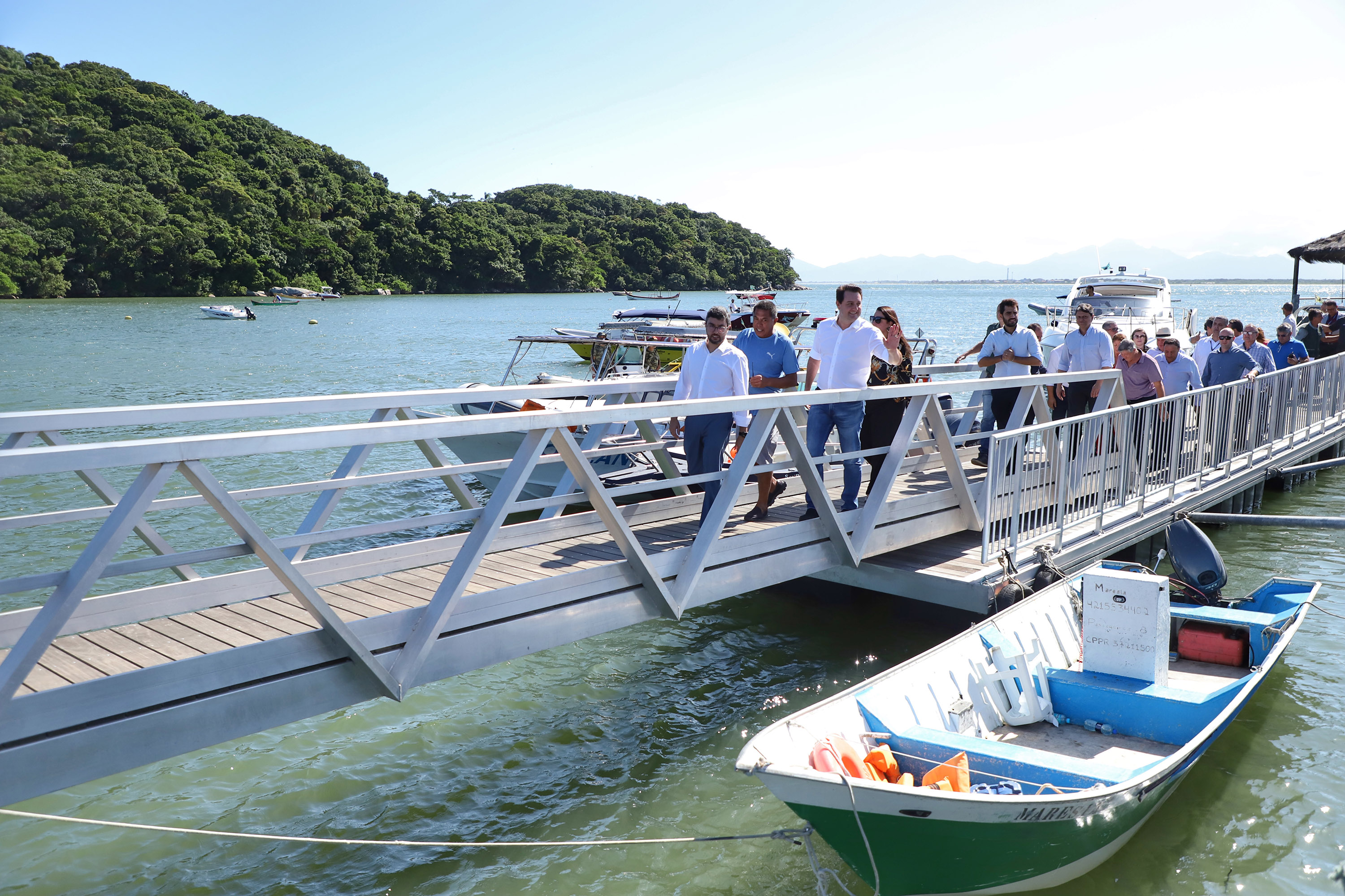 O governador Carlos Massa Ratinho Junior assinou nesta quinta-feira (27) a ordem de serviço para o início das obras de reforma e melhorias nos trapiches de Nova Brasília e Encantadas, na Ilha do Mel, em Paranaguá. O ministro de Infraestrutura, Tarcísio Gomes de Freitas, participou da solenidade. O investimento de R$ 9,5 milhões são da empresa pública Portos do Paraná. As obras devem demorar cerca de sete meses. - Curitiba, 27/02/2020 - Foto: José Fernando Ogura/AEN