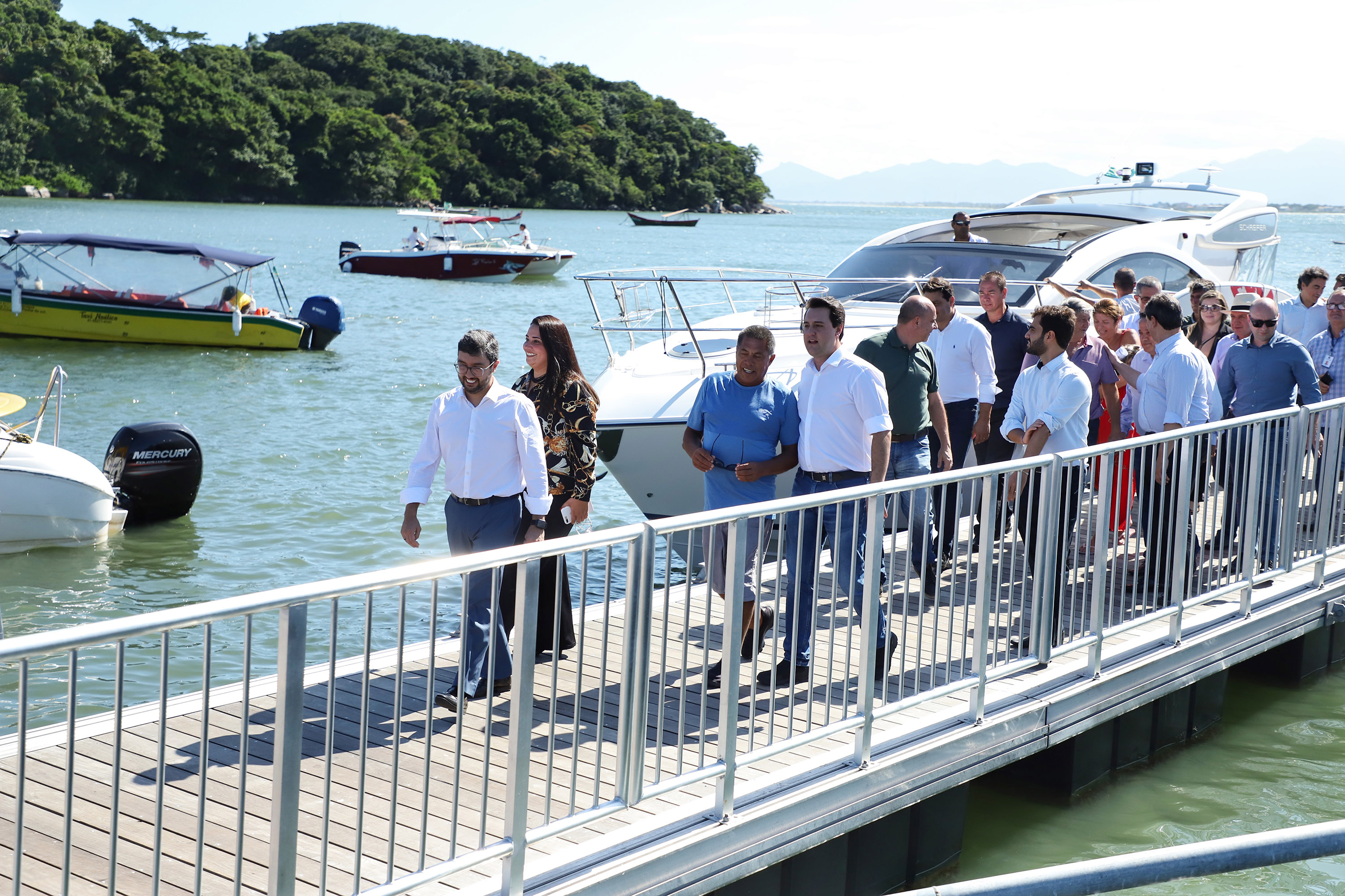 O governador Carlos Massa Ratinho Junior assinou nesta quinta-feira (27) a ordem de serviço para o início das obras de reforma e melhorias nos trapiches de Nova Brasília e Encantadas, na Ilha do Mel, em Paranaguá. O ministro de Infraestrutura, Tarcísio Gomes de Freitas, participou da solenidade. O investimento de R$ 9,5 milhões são da empresa pública Portos do Paraná. As obras devem demorar cerca de sete meses. - Curitiba, 27/02/2020 - Foto: José Fernando Ogura/AEN