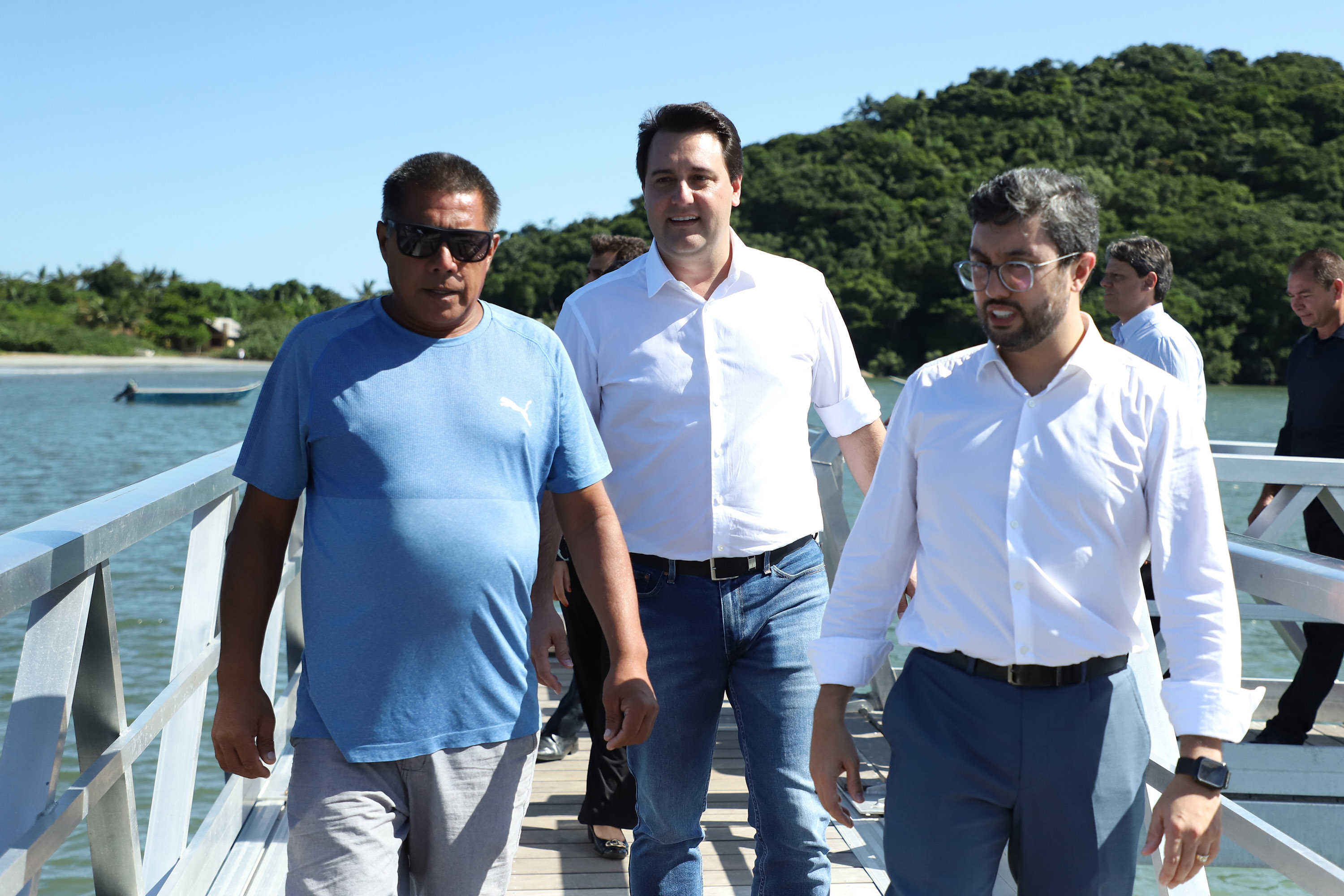 O governador Carlos Massa Ratinho Junior assinou nesta quinta-feira (27) a ordem de serviço para o início das obras de reforma e melhorias nos trapiches de Nova Brasília e Encantadas, na Ilha do Mel, em Paranaguá. O ministro de Infraestrutura, Tarcísio Gomes de Freitas, participou da solenidade. O investimento de R$ 9,5 milhões são da empresa pública Portos do Paraná. As obras devem demorar cerca de sete meses. - Curitiba, 27/02/2020 - Foto: José Fernando Ogura/AEN