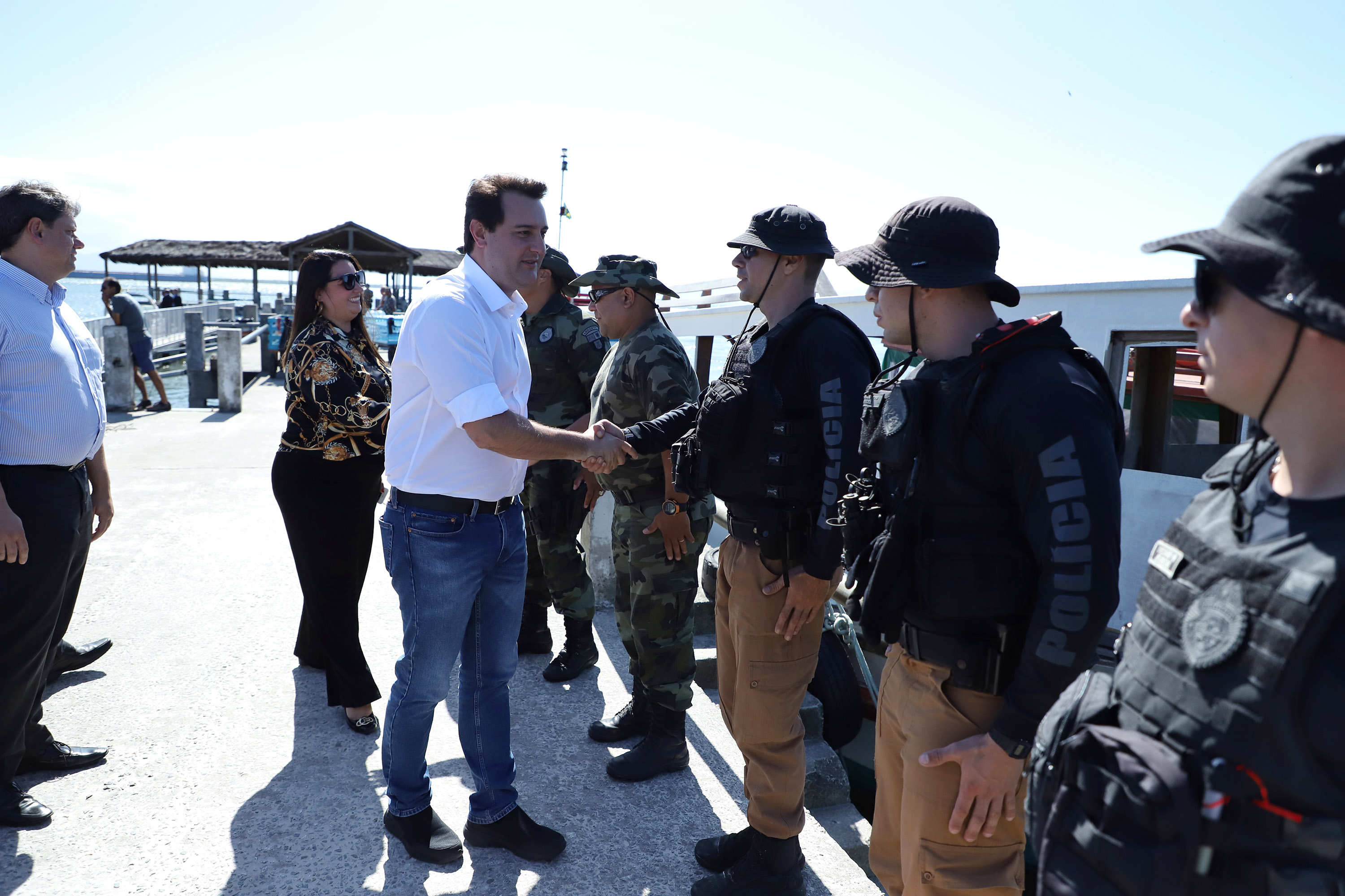 O governador Carlos Massa Ratinho Junior assinou nesta quinta-feira (27) a ordem de serviço para o início das obras de reforma e melhorias nos trapiches de Nova Brasília e Encantadas, na Ilha do Mel, em Paranaguá. O ministro de Infraestrutura, Tarcísio Gomes de Freitas, participou da solenidade. O investimento de R$ 9,5 milhões são da empresa pública Portos do Paraná. As obras devem demorar cerca de sete meses. - Curitiba, 27/02/2020 - Foto: José Fernando Ogura/AEN