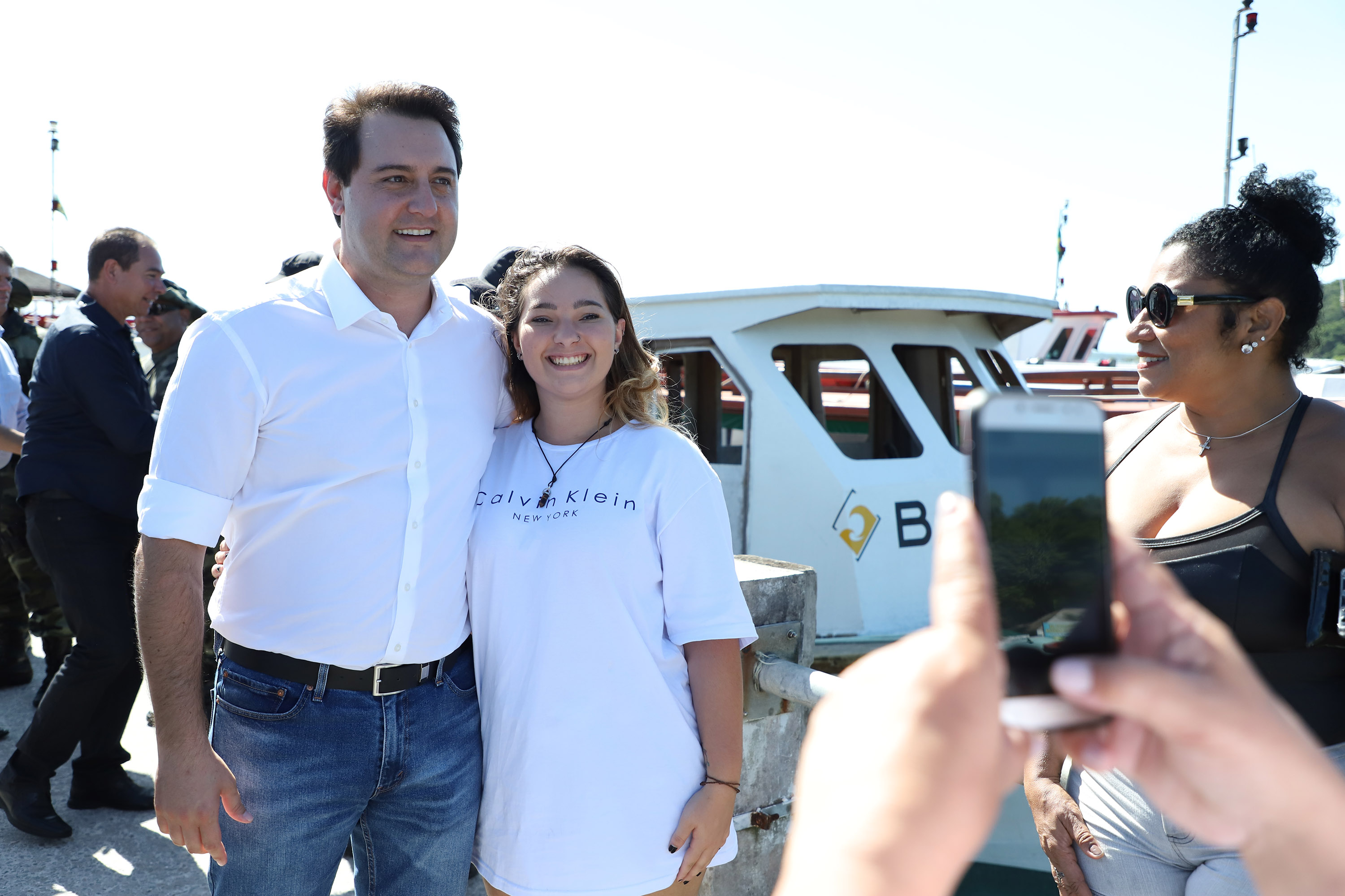 O governador Carlos Massa Ratinho Junior assinou nesta quinta-feira (27) a ordem de serviço para o início das obras de reforma e melhorias nos trapiches de Nova Brasília e Encantadas, na Ilha do Mel, em Paranaguá. O ministro de Infraestrutura, Tarcísio Gomes de Freitas, participou da solenidade. O investimento de R$ 9,5 milhões são da empresa pública Portos do Paraná. As obras devem demorar cerca de sete meses. - Curitiba, 27/02/2020 - Foto: José Fernando Ogura/AEN