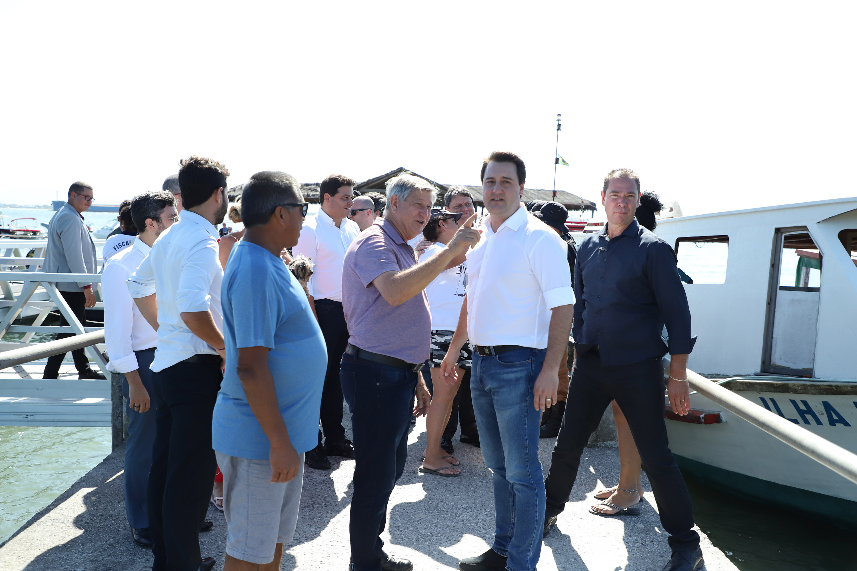 O governador Carlos Massa Ratinho Junior assinou nesta quinta-feira (27) a ordem de serviço para o início das obras de reforma e melhorias nos trapiches de Nova Brasília e Encantadas, na Ilha do Mel, em Paranaguá. O ministro de Infraestrutura, Tarcísio Gomes de Freitas, participou da solenidade. O investimento de R$ 9,5 milhões são da empresa pública Portos do Paraná. As obras devem demorar cerca de sete meses. - Curitiba, 27/02/2020 - Foto: José Fernando Ogura/AEN