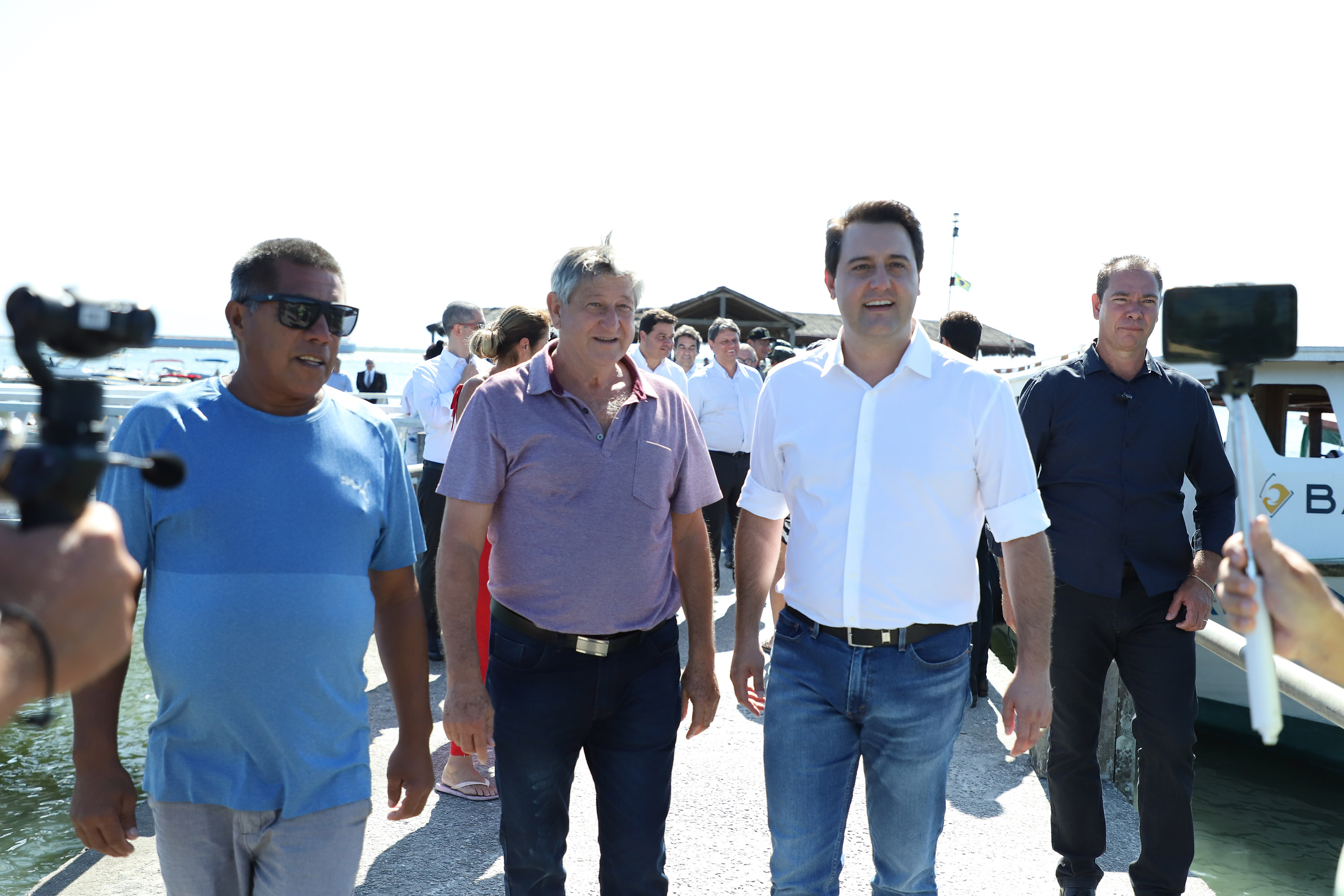 O governador Carlos Massa Ratinho Junior assinou nesta quinta-feira (27) a ordem de serviço para o início das obras de reforma e melhorias nos trapiches de Nova Brasília e Encantadas, na Ilha do Mel, em Paranaguá. O ministro de Infraestrutura, Tarcísio Gomes de Freitas, participou da solenidade. O investimento de R$ 9,5 milhões são da empresa pública Portos do Paraná. As obras devem demorar cerca de sete meses. - Curitiba, 27/02/2020 - Foto: José Fernando Ogura/AEN