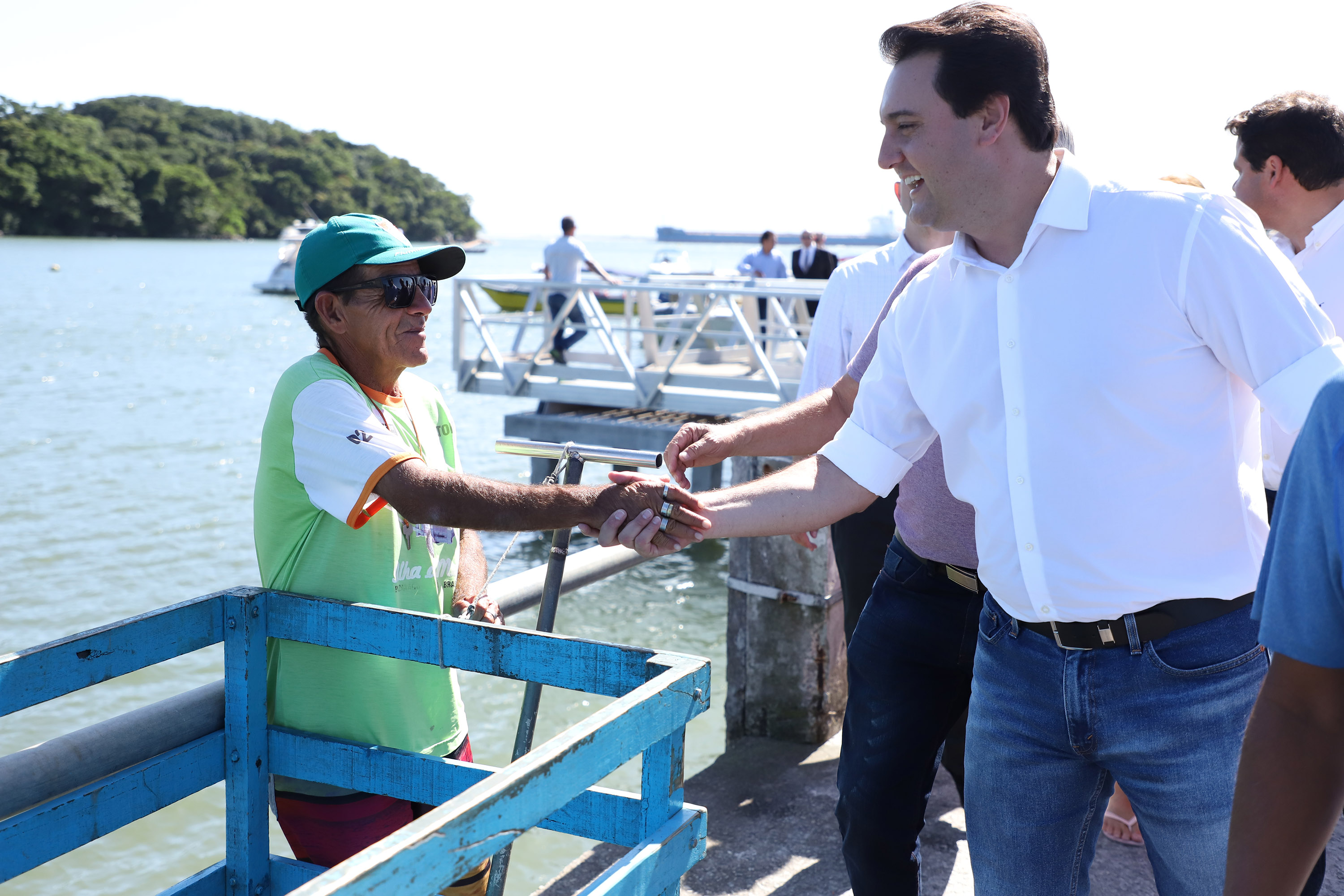 O governador Carlos Massa Ratinho Junior assinou nesta quinta-feira (27) a ordem de serviço para o início das obras de reforma e melhorias nos trapiches de Nova Brasília e Encantadas, na Ilha do Mel, em Paranaguá. O ministro de Infraestrutura, Tarcísio Gomes de Freitas, participou da solenidade. O investimento de R$ 9,5 milhões são da empresa pública Portos do Paraná. As obras devem demorar cerca de sete meses. - Curitiba, 27/02/2020 - Foto: José Fernando Ogura/AEN
