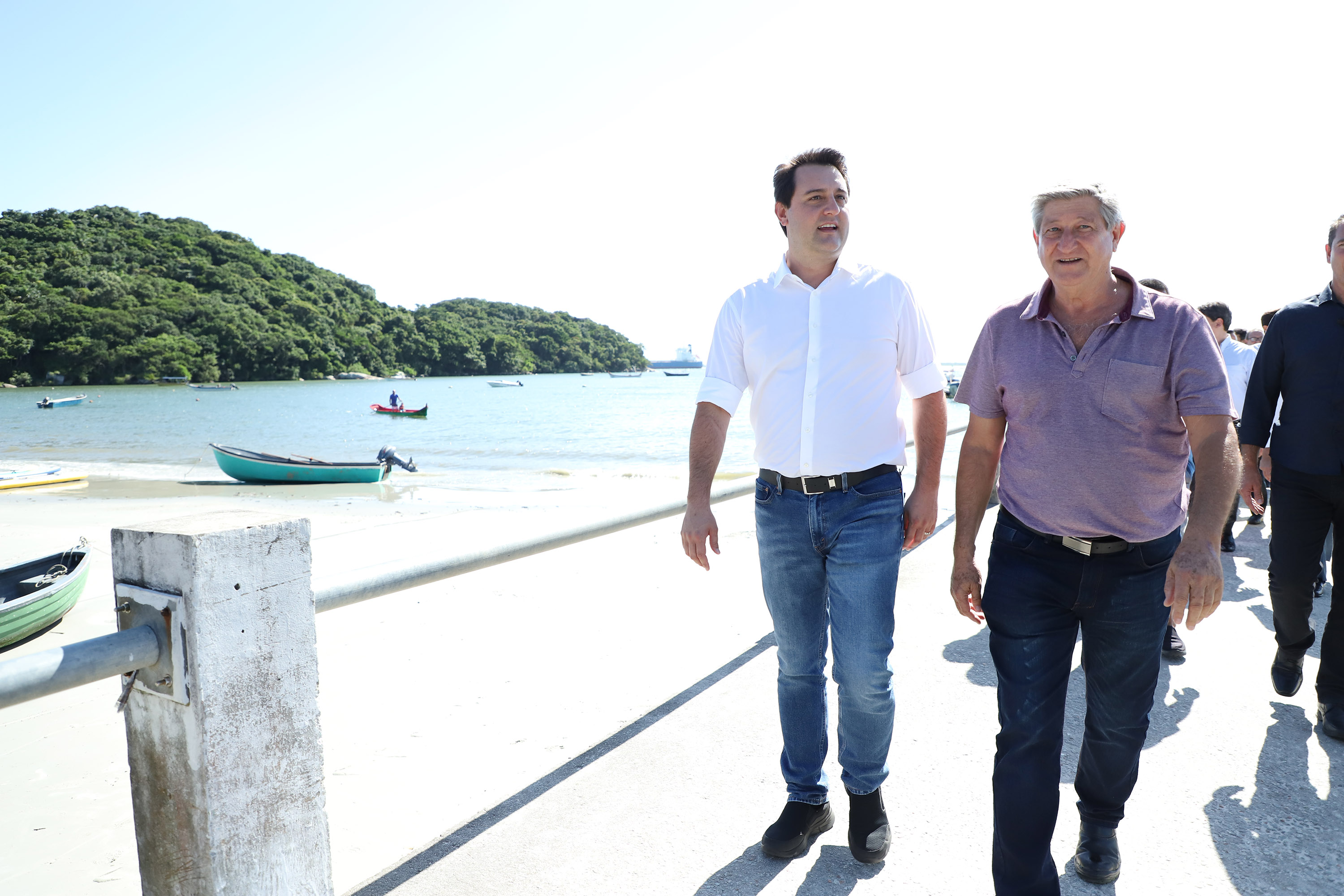 O governador Carlos Massa Ratinho Junior assinou nesta quinta-feira (27) a ordem de serviço para o início das obras de reforma e melhorias nos trapiches de Nova Brasília e Encantadas, na Ilha do Mel, em Paranaguá. O ministro de Infraestrutura, Tarcísio Gomes de Freitas, participou da solenidade. O investimento de R$ 9,5 milhões são da empresa pública Portos do Paraná. As obras devem demorar cerca de sete meses. - Curitiba, 27/02/2020 - Foto: José Fernando Ogura/AEN