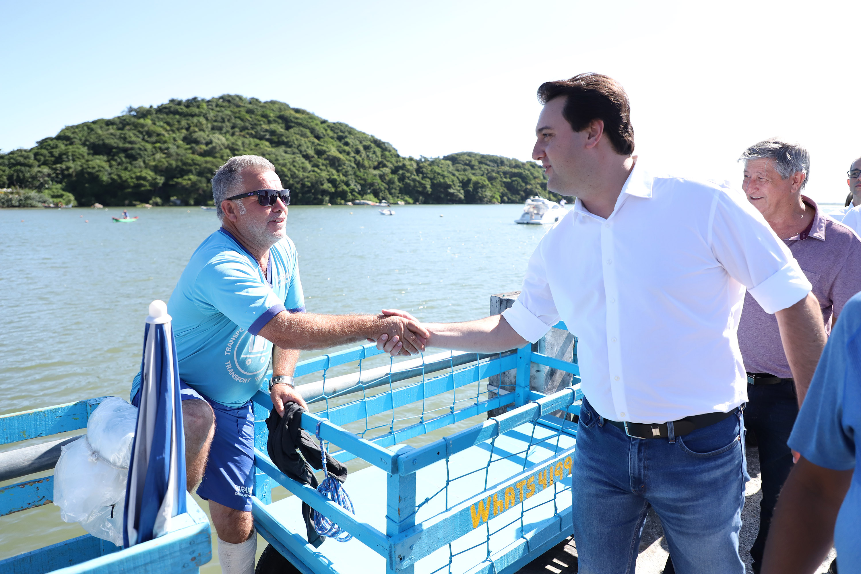 O governador Carlos Massa Ratinho Junior assinou nesta quinta-feira (27) a ordem de serviço para o início das obras de reforma e melhorias nos trapiches de Nova Brasília e Encantadas, na Ilha do Mel, em Paranaguá. O ministro de Infraestrutura, Tarcísio Gomes de Freitas, participou da solenidade. O investimento de R$ 9,5 milhões são da empresa pública Portos do Paraná. As obras devem demorar cerca de sete meses. - Curitiba, 27/02/2020 - Foto: José Fernando Ogura/AEN