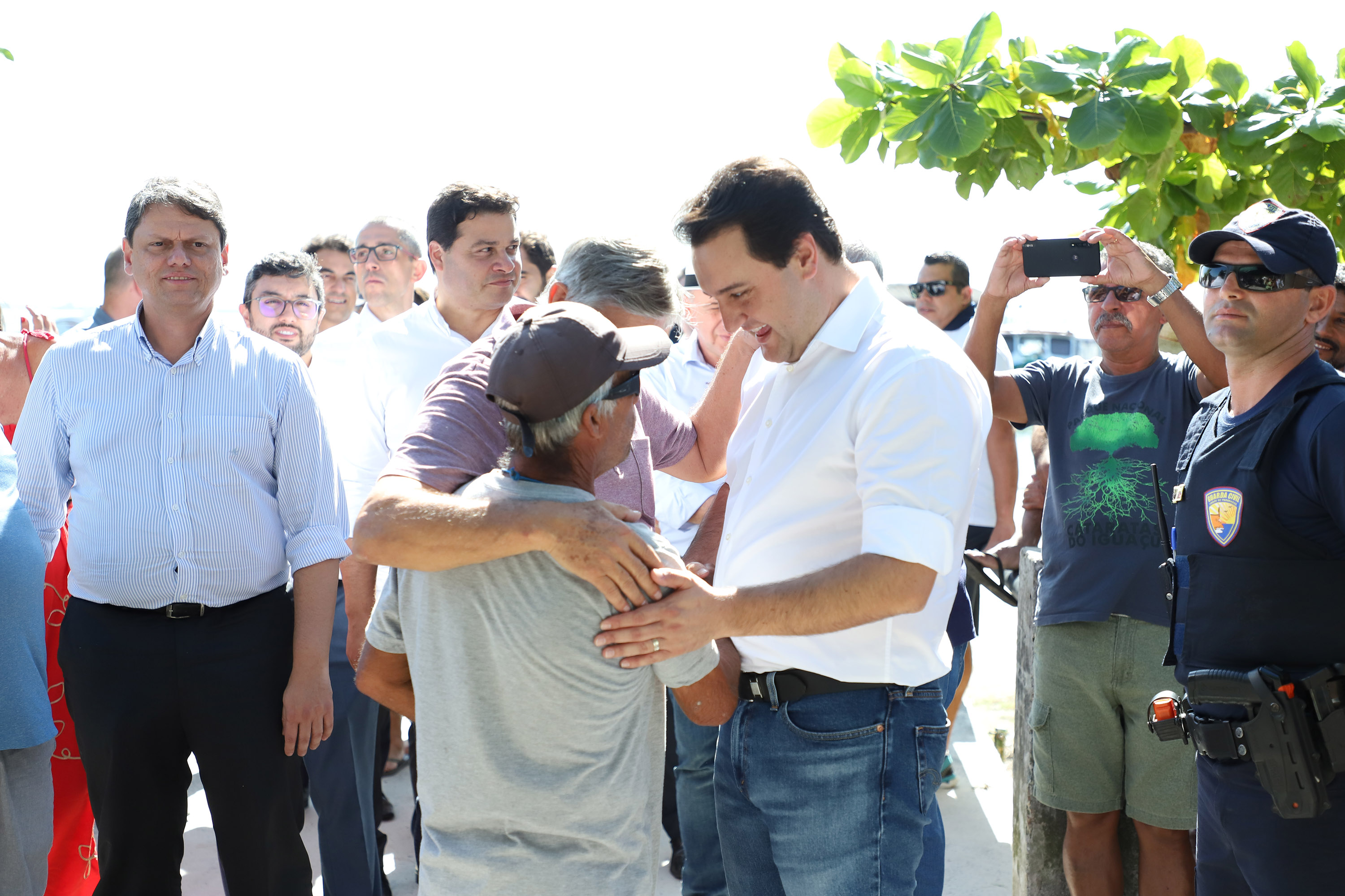 O governador Carlos Massa Ratinho Junior assinou nesta quinta-feira (27) a ordem de serviço para o início das obras de reforma e melhorias nos trapiches de Nova Brasília e Encantadas, na Ilha do Mel, em Paranaguá. O ministro de Infraestrutura, Tarcísio Gomes de Freitas, participou da solenidade. O investimento de R$ 9,5 milhões são da empresa pública Portos do Paraná. As obras devem demorar cerca de sete meses. - Curitiba, 27/02/2020 - Foto: José Fernando Ogura/AEN