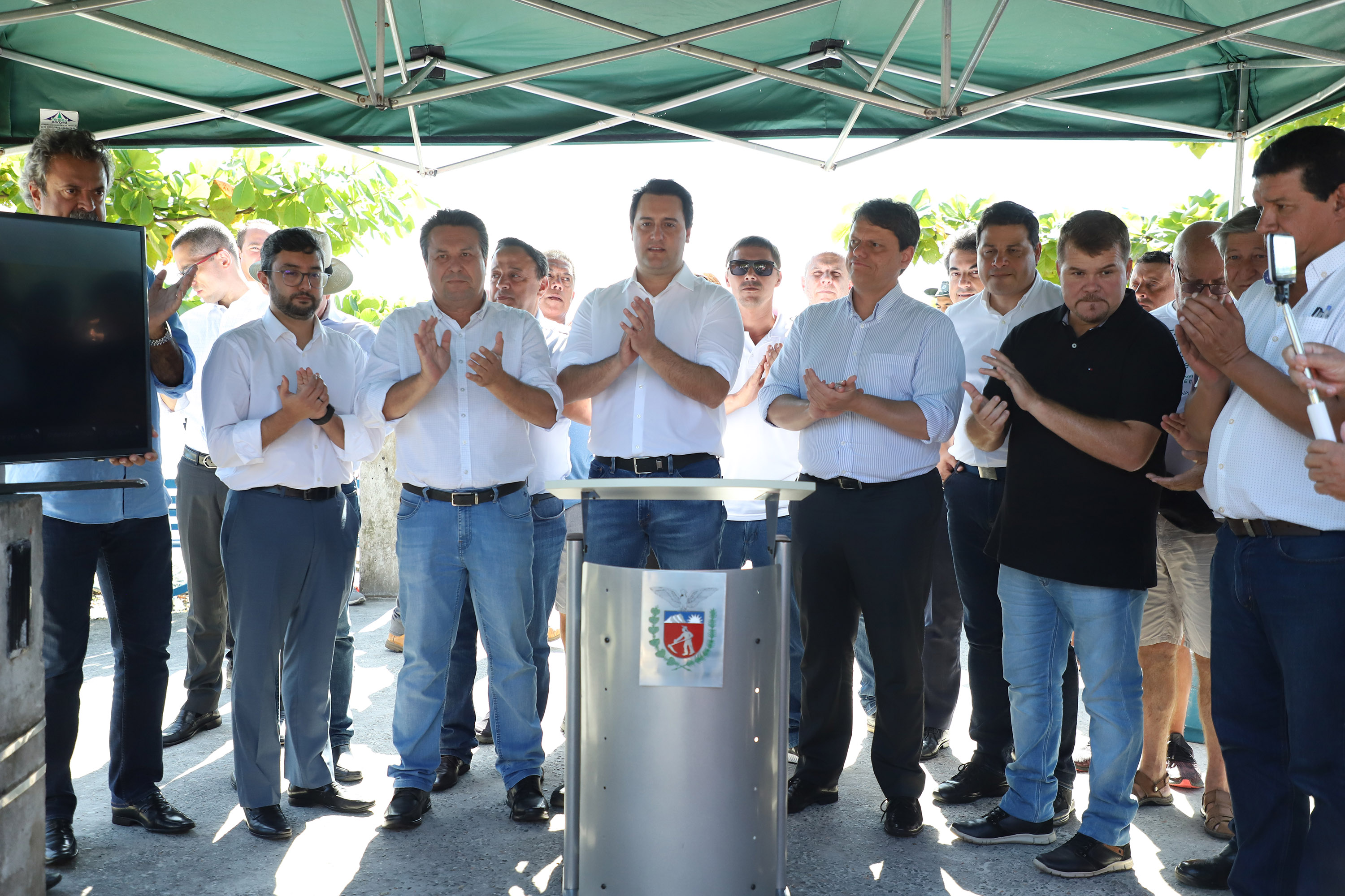 O governador Carlos Massa Ratinho Junior assinou nesta quinta-feira (27) a ordem de serviço para o início das obras de reforma e melhorias nos trapiches de Nova Brasília e Encantadas, na Ilha do Mel, em Paranaguá. O ministro de Infraestrutura, Tarcísio Gomes de Freitas, participou da solenidade. O investimento de R$ 9,5 milhões são da empresa pública Portos do Paraná. As obras devem demorar cerca de sete meses. - Curitiba, 27/02/2020 - Foto: José Fernando Ogura/AEN