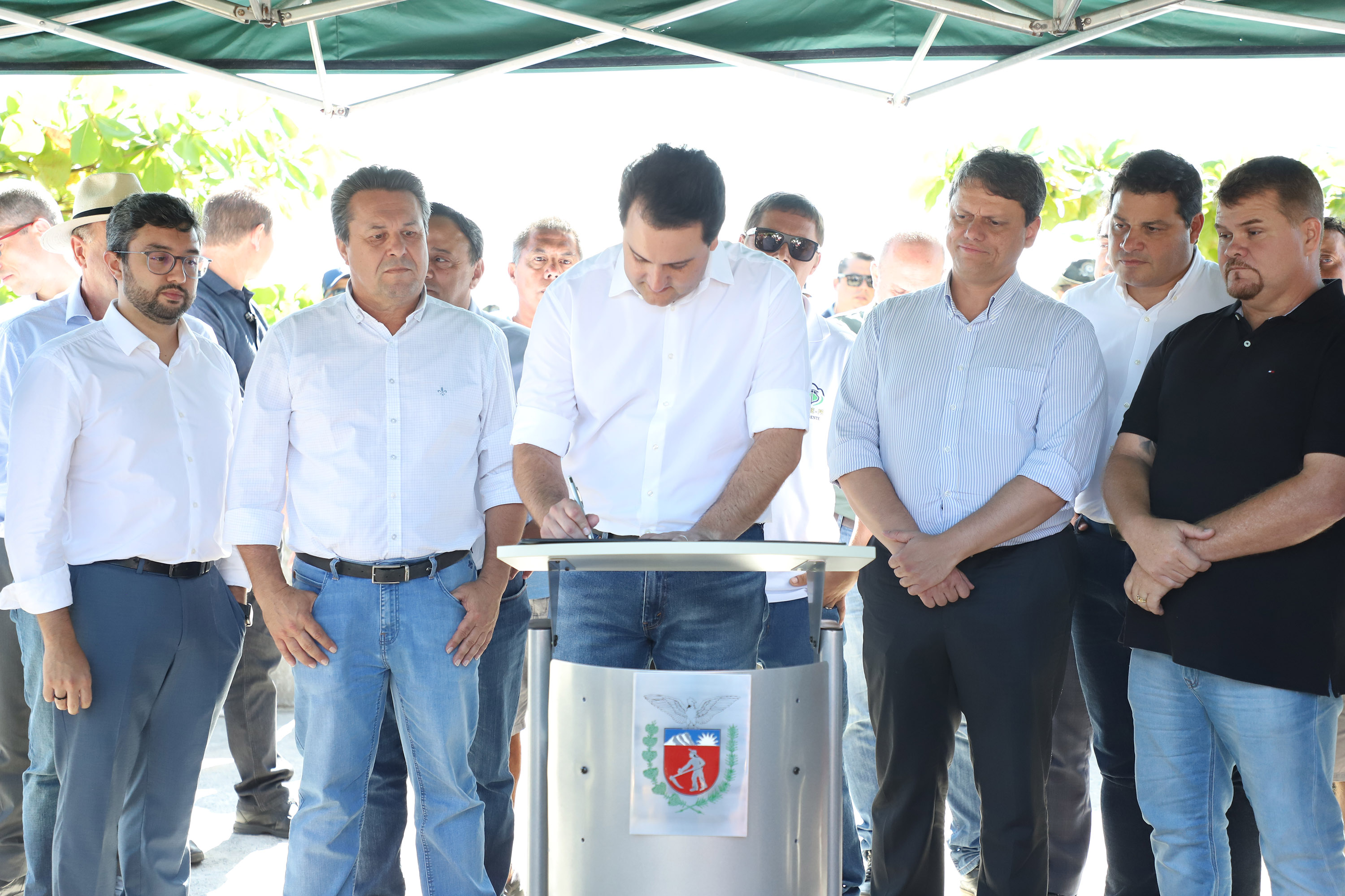 O governador Carlos Massa Ratinho Junior assinou nesta quinta-feira (27) a ordem de serviço para o início das obras de reforma e melhorias nos trapiches de Nova Brasília e Encantadas, na Ilha do Mel, em Paranaguá. O ministro de Infraestrutura, Tarcísio Gomes de Freitas, participou da solenidade. O investimento de R$ 9,5 milhões são da empresa pública Portos do Paraná. As obras devem demorar cerca de sete meses. - Curitiba, 27/02/2020 - Foto: José Fernando Ogura/AEN