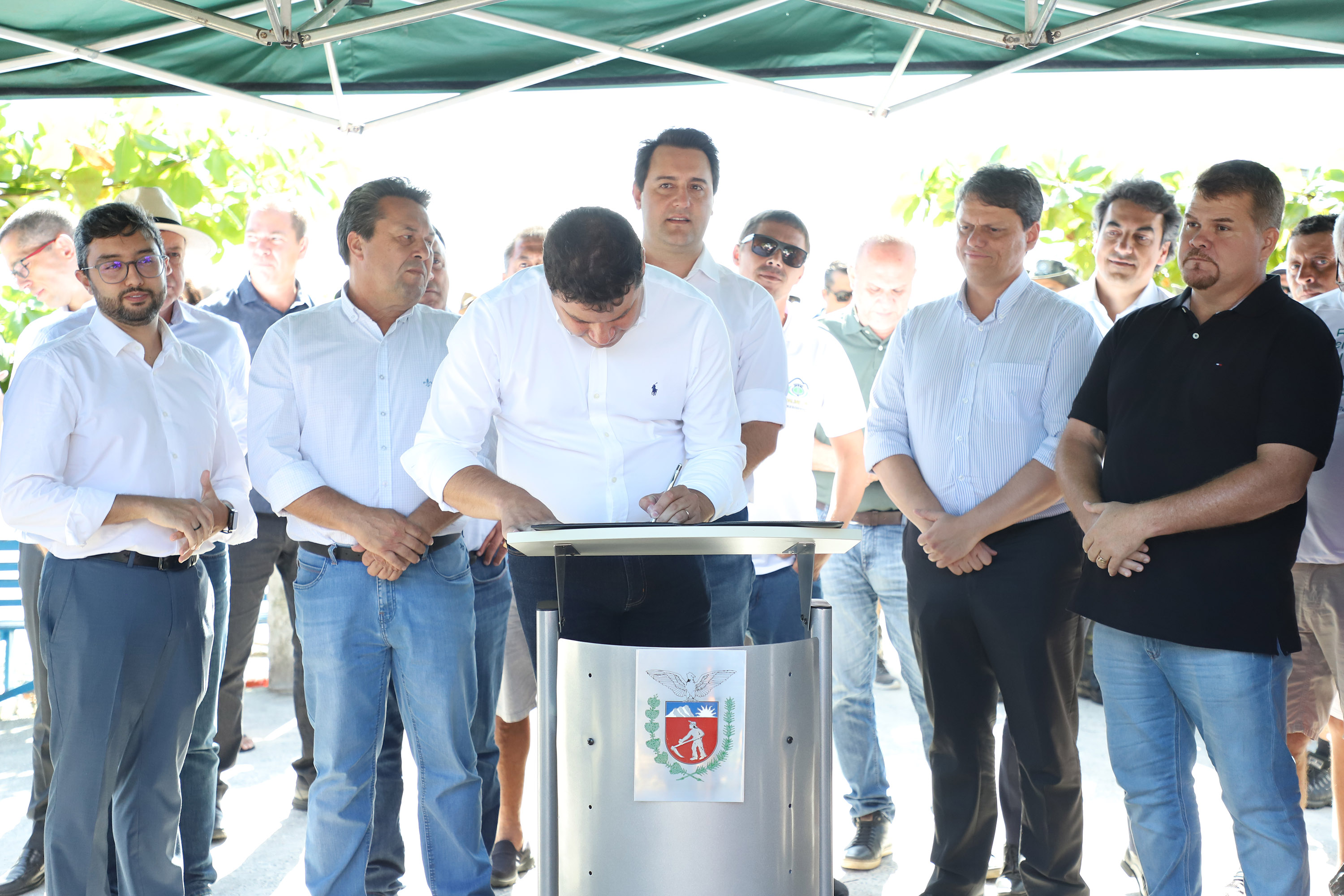 O governador Carlos Massa Ratinho Junior assinou nesta quinta-feira (27) a ordem de serviço para o início das obras de reforma e melhorias nos trapiches de Nova Brasília e Encantadas, na Ilha do Mel, em Paranaguá. O ministro de Infraestrutura, Tarcísio Gomes de Freitas, participou da solenidade. O investimento de R$ 9,5 milhões são da empresa pública Portos do Paraná. As obras devem demorar cerca de sete meses. - Curitiba, 27/02/2020 - Foto: José Fernando Ogura/AEN