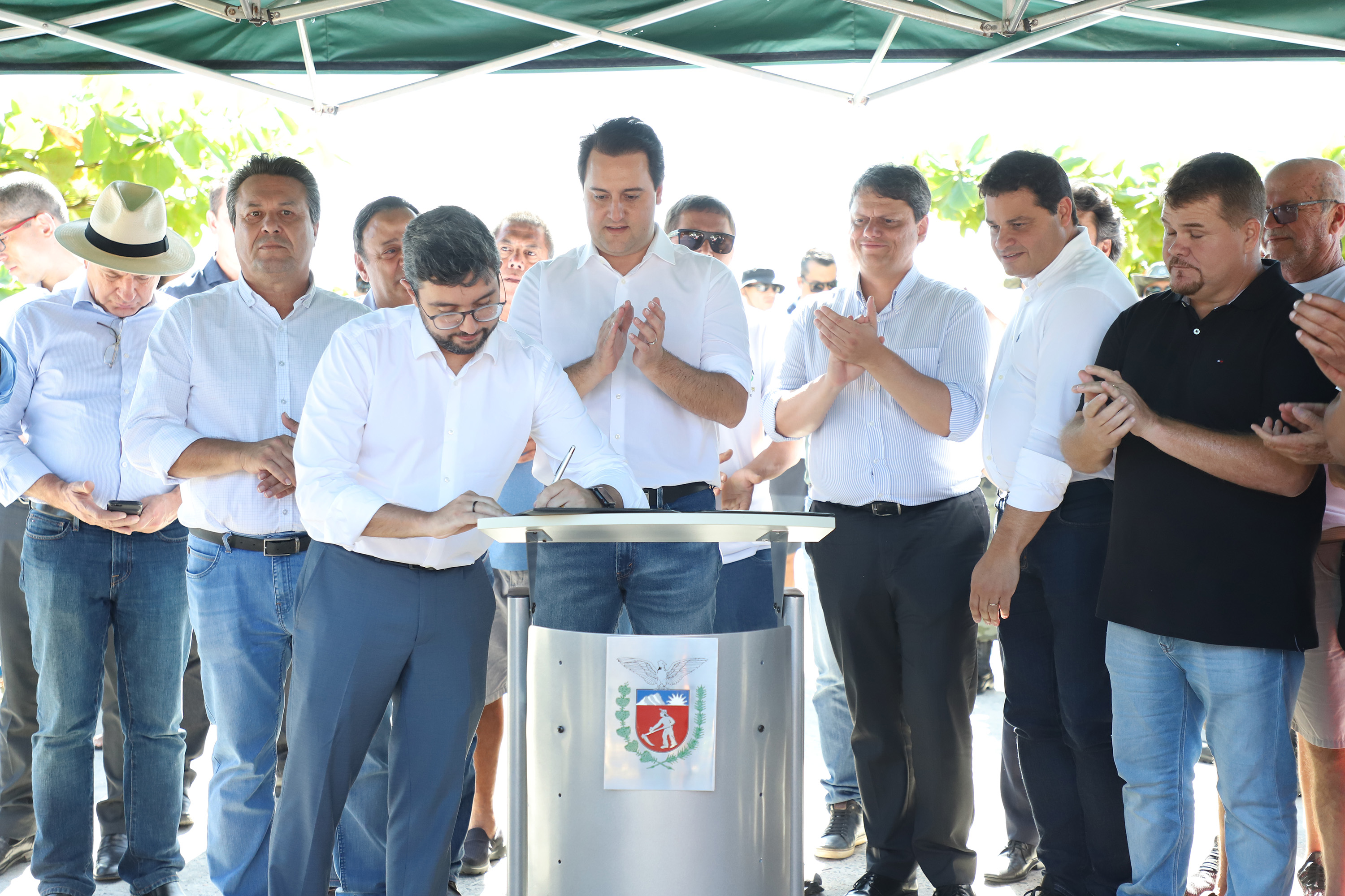 O governador Carlos Massa Ratinho Junior assinou nesta quinta-feira (27) a ordem de serviço para o início das obras de reforma e melhorias nos trapiches de Nova Brasília e Encantadas, na Ilha do Mel, em Paranaguá. O ministro de Infraestrutura, Tarcísio Gomes de Freitas, participou da solenidade. O investimento de R$ 9,5 milhões são da empresa pública Portos do Paraná. As obras devem demorar cerca de sete meses. - Curitiba, 27/02/2020 - Foto: José Fernando Ogura/AEN