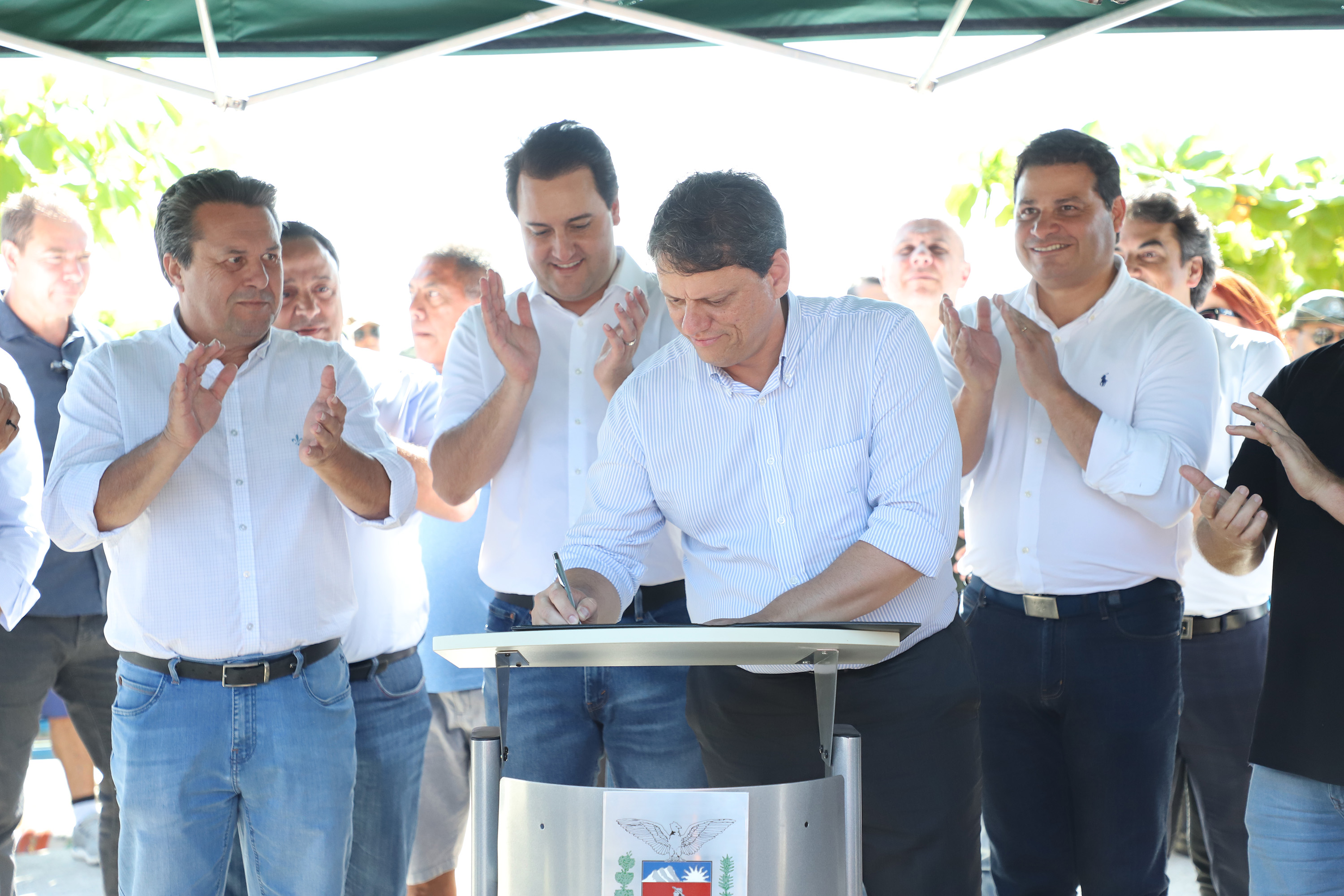 O governador Carlos Massa Ratinho Junior assinou nesta quinta-feira (27) a ordem de serviço para o início das obras de reforma e melhorias nos trapiches de Nova Brasília e Encantadas, na Ilha do Mel, em Paranaguá. O ministro de Infraestrutura, Tarcísio Gomes de Freitas, participou da solenidade. O investimento de R$ 9,5 milhões são da empresa pública Portos do Paraná. As obras devem demorar cerca de sete meses. - Curitiba, 27/02/2020 - Foto: José Fernando Ogura/AEN