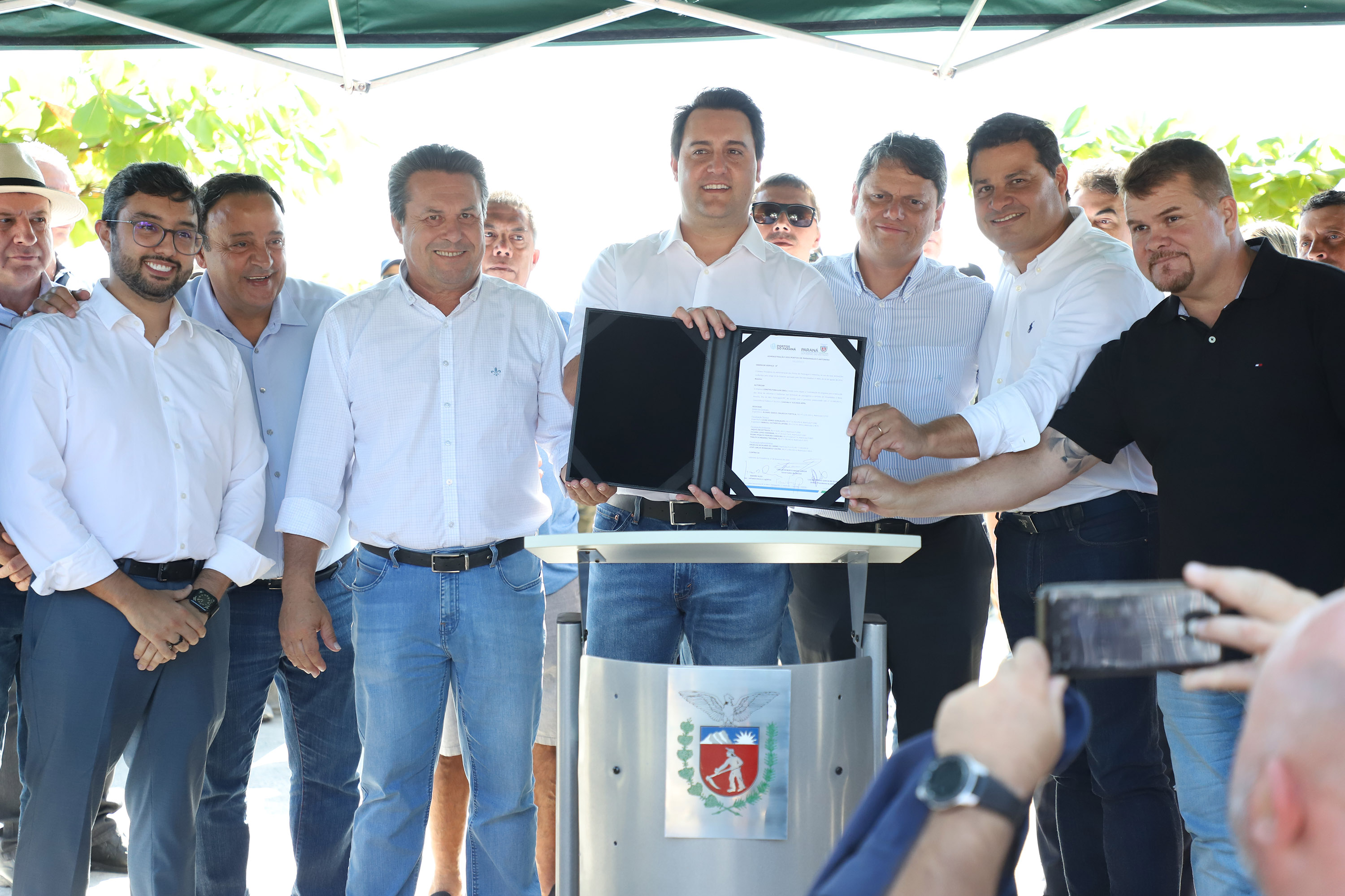 O governador Carlos Massa Ratinho Junior assinou nesta quinta-feira (27) a ordem de serviço para o início das obras de reforma e melhorias nos trapiches de Nova Brasília e Encantadas, na Ilha do Mel, em Paranaguá. O ministro de Infraestrutura, Tarcísio Gomes de Freitas, participou da solenidade. O investimento de R$ 9,5 milhões são da empresa pública Portos do Paraná. As obras devem demorar cerca de sete meses. - Curitiba, 27/02/2020 - Foto: José Fernando Ogura/AEN