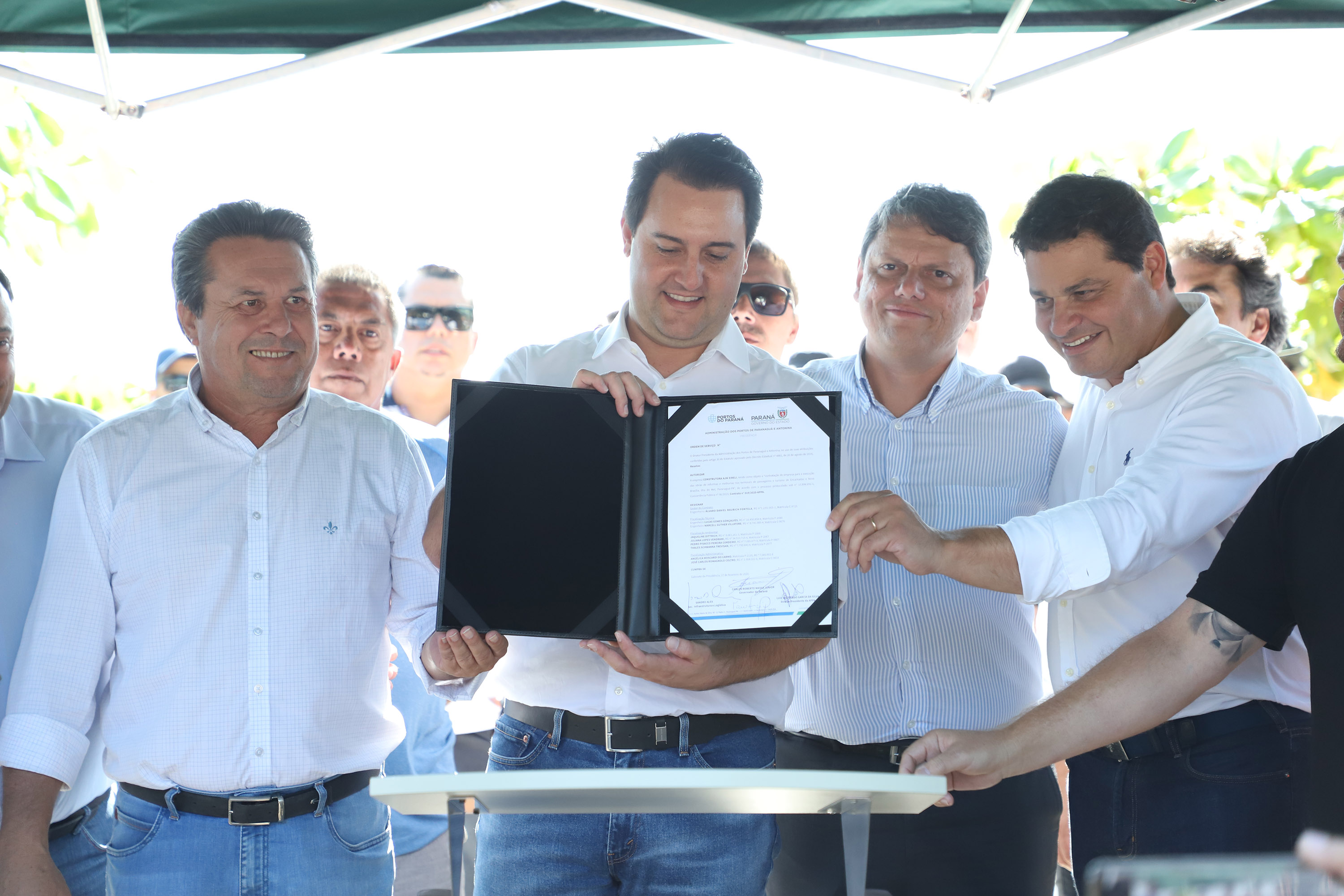 O governador Carlos Massa Ratinho Junior assinou nesta quinta-feira (27) a ordem de serviço para o início das obras de reforma e melhorias nos trapiches de Nova Brasília e Encantadas, na Ilha do Mel, em Paranaguá. O ministro de Infraestrutura, Tarcísio Gomes de Freitas, participou da solenidade. O investimento de R$ 9,5 milhões são da empresa pública Portos do Paraná. As obras devem demorar cerca de sete meses. - Curitiba, 27/02/2020 - Foto: José Fernando Ogura/AEN
