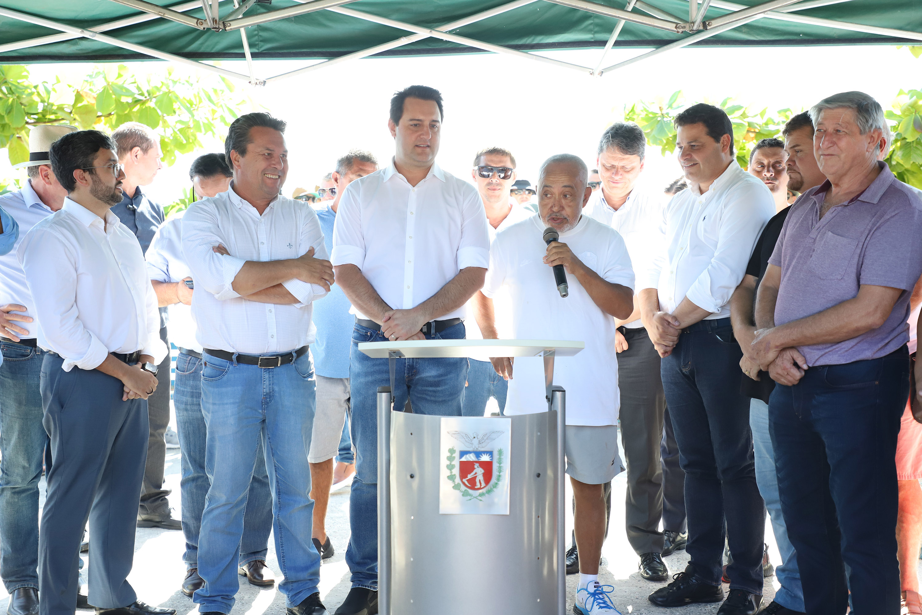 O governador Carlos Massa Ratinho Junior assinou nesta quinta-feira (27) a ordem de serviço para o início das obras de reforma e melhorias nos trapiches de Nova Brasília e Encantadas, na Ilha do Mel, em Paranaguá. O ministro de Infraestrutura, Tarcísio Gomes de Freitas, participou da solenidade. O investimento de R$ 9,5 milhões são da empresa pública Portos do Paraná. As obras devem demorar cerca de sete meses. - Curitiba, 27/02/2020 - Foto: José Fernando Ogura/AEN