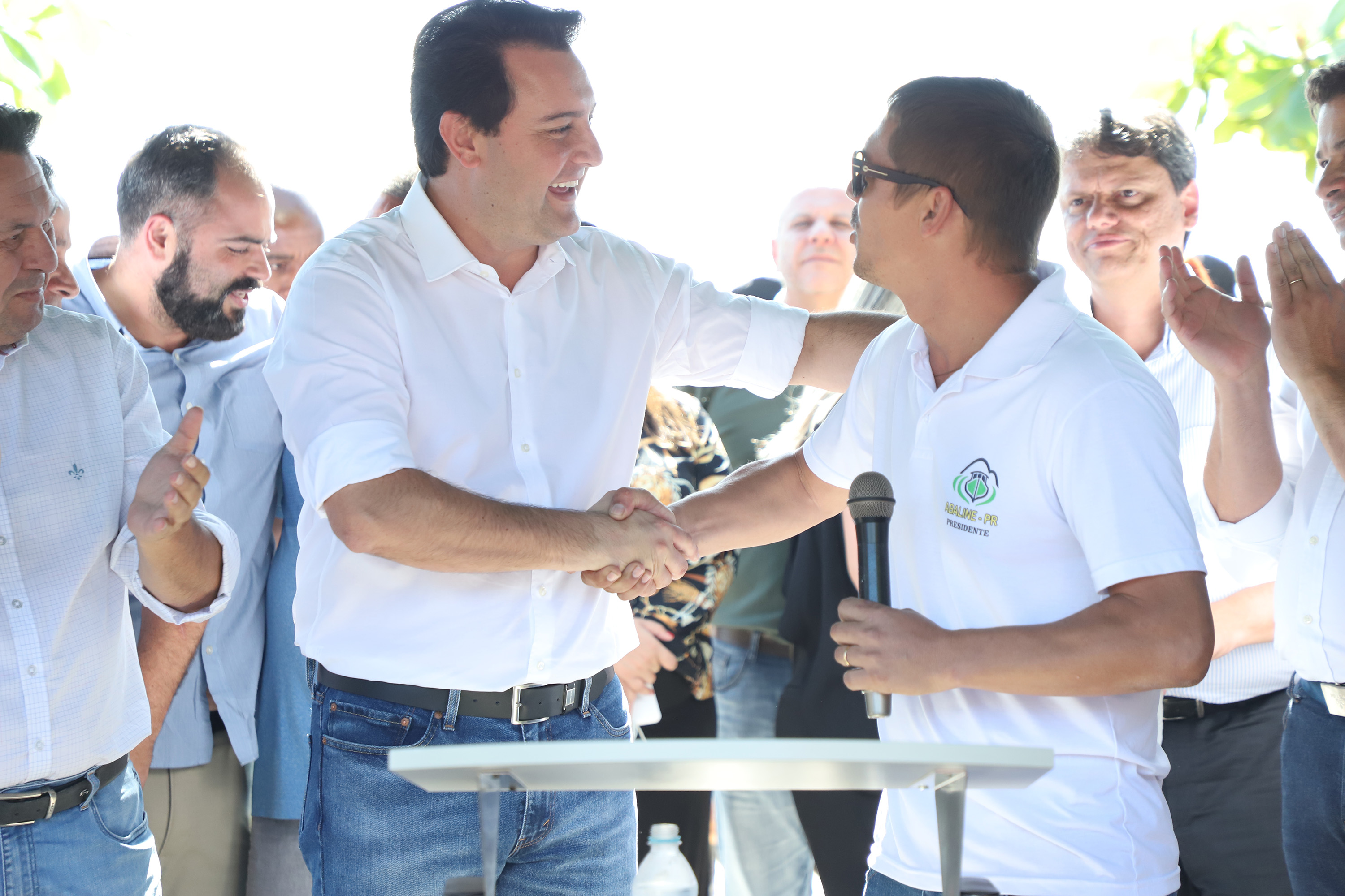 O governador Carlos Massa Ratinho Junior assinou nesta quinta-feira (27) a ordem de serviço para o início das obras de reforma e melhorias nos trapiches de Nova Brasília e Encantadas, na Ilha do Mel, em Paranaguá. O ministro de Infraestrutura, Tarcísio Gomes de Freitas, participou da solenidade. O investimento de R$ 9,5 milhões são da empresa pública Portos do Paraná. As obras devem demorar cerca de sete meses. - Curitiba, 27/02/2020 - Foto: José Fernando Ogura/AEN