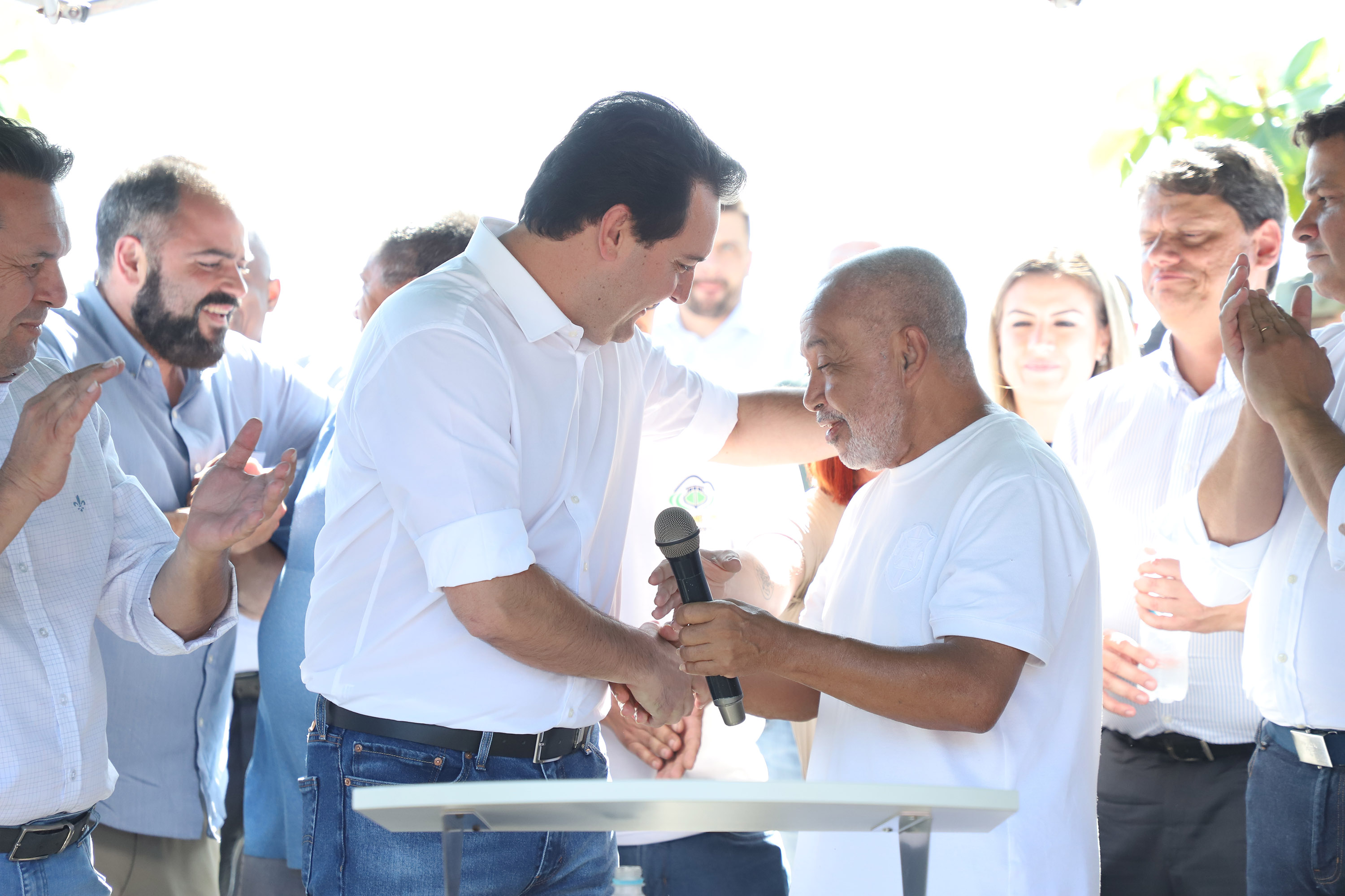 O governador Carlos Massa Ratinho Junior assinou nesta quinta-feira (27) a ordem de serviço para o início das obras de reforma e melhorias nos trapiches de Nova Brasília e Encantadas, na Ilha do Mel, em Paranaguá. O ministro de Infraestrutura, Tarcísio Gomes de Freitas, participou da solenidade. O investimento de R$ 9,5 milhões são da empresa pública Portos do Paraná. As obras devem demorar cerca de sete meses. - Curitiba, 27/02/2020 - Foto: José Fernando Ogura/AEN