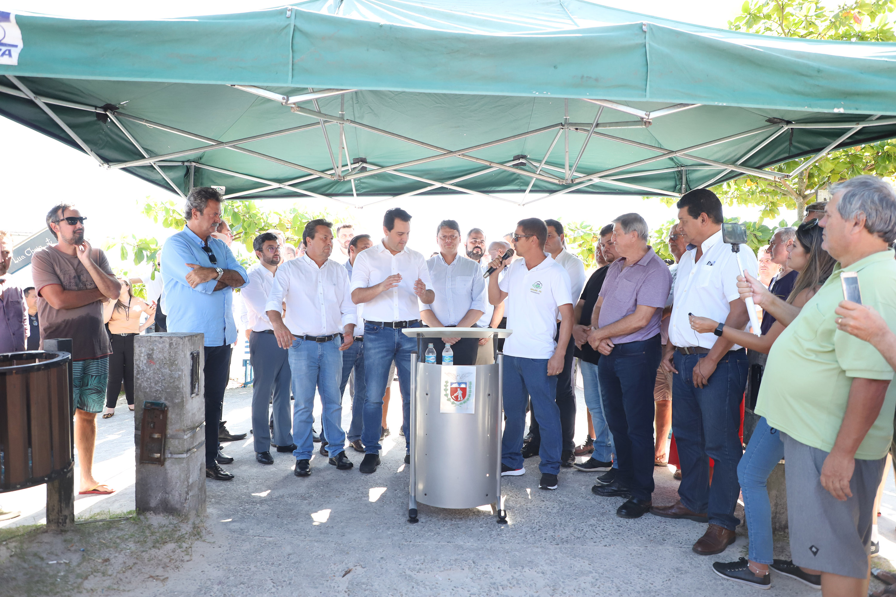 O governador Carlos Massa Ratinho Junior assinou nesta quinta-feira (27) a ordem de serviço para o início das obras de reforma e melhorias nos trapiches de Nova Brasília e Encantadas, na Ilha do Mel, em Paranaguá. O ministro de Infraestrutura, Tarcísio Gomes de Freitas, participou da solenidade. O investimento de R$ 9,5 milhões são da empresa pública Portos do Paraná. As obras devem demorar cerca de sete meses. - Curitiba, 27/02/2020 - Foto: José Fernando Ogura/AEN