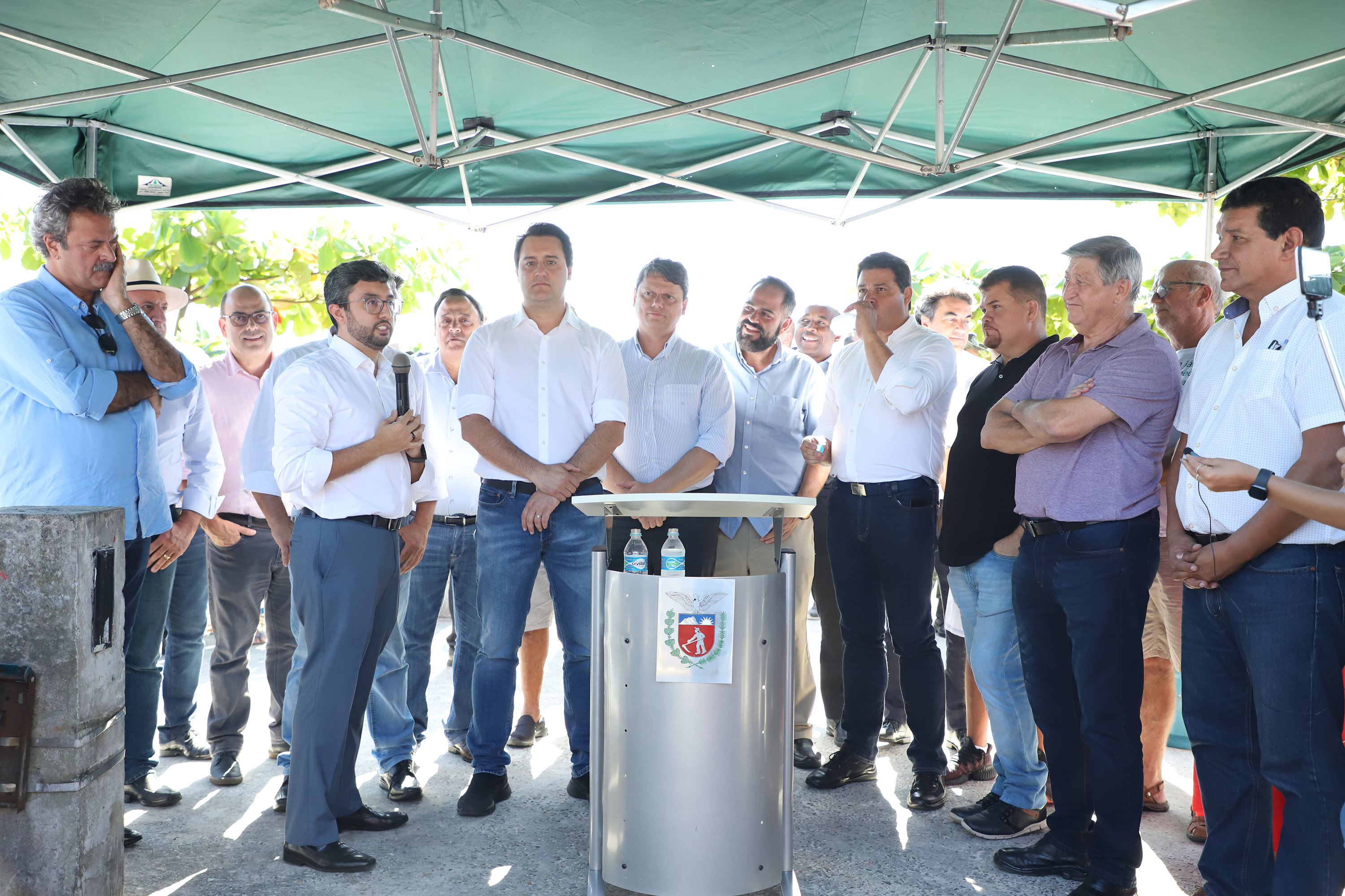 O governador Carlos Massa Ratinho Junior assinou nesta quinta-feira (27) a ordem de serviço para o início das obras de reforma e melhorias nos trapiches de Nova Brasília e Encantadas, na Ilha do Mel, em Paranaguá. O ministro de Infraestrutura, Tarcísio Gomes de Freitas, participou da solenidade. O investimento de R$ 9,5 milhões são da empresa pública Portos do Paraná. As obras devem demorar cerca de sete meses. - Curitiba, 27/02/2020 - Foto: José Fernando Ogura/AEN
