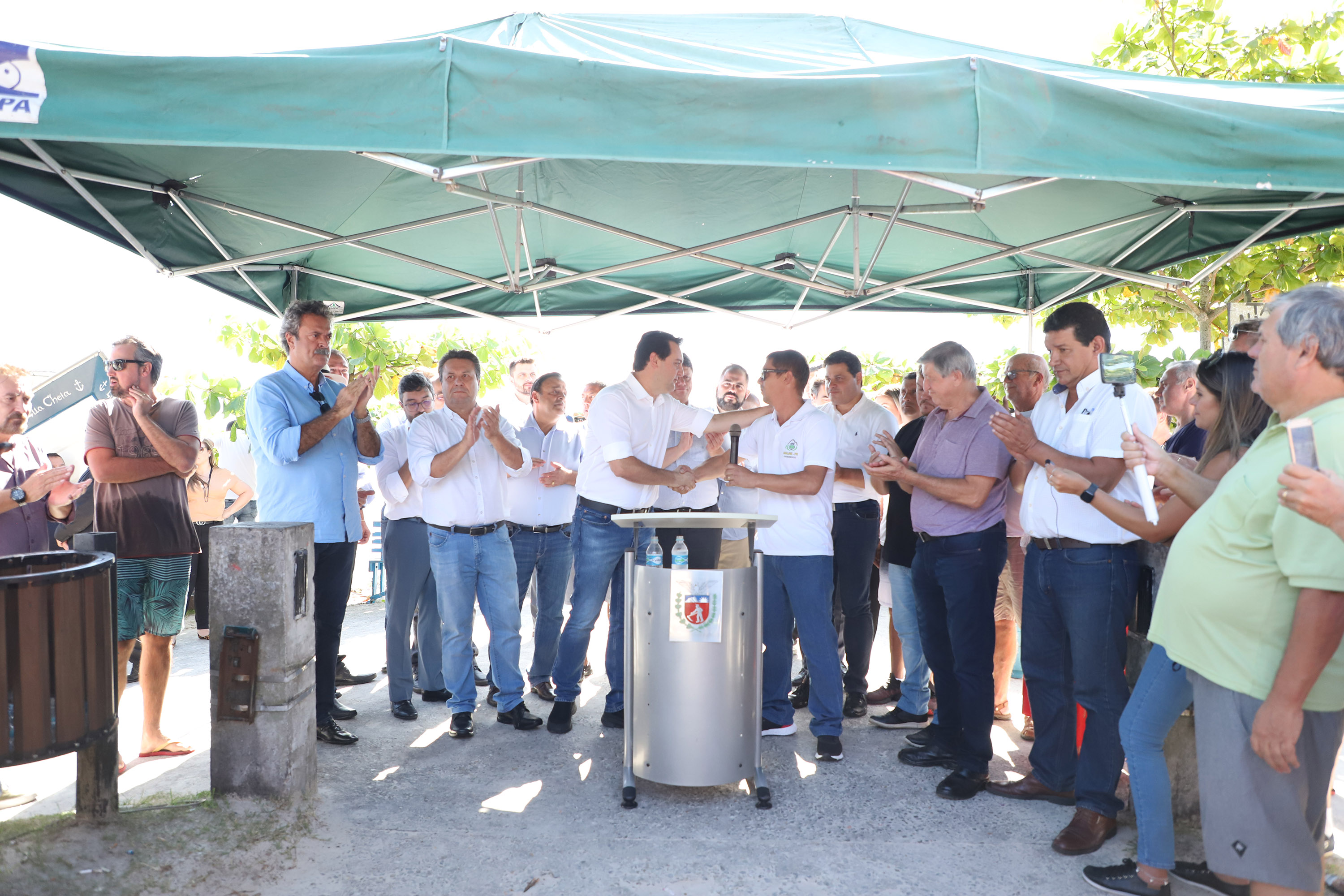 O governador Carlos Massa Ratinho Junior assinou nesta quinta-feira (27) a ordem de serviço para o início das obras de reforma e melhorias nos trapiches de Nova Brasília e Encantadas, na Ilha do Mel, em Paranaguá. O ministro de Infraestrutura, Tarcísio Gomes de Freitas, participou da solenidade. O investimento de R$ 9,5 milhões são da empresa pública Portos do Paraná. As obras devem demorar cerca de sete meses. - Curitiba, 27/02/2020 - Foto: José Fernando Ogura/AEN