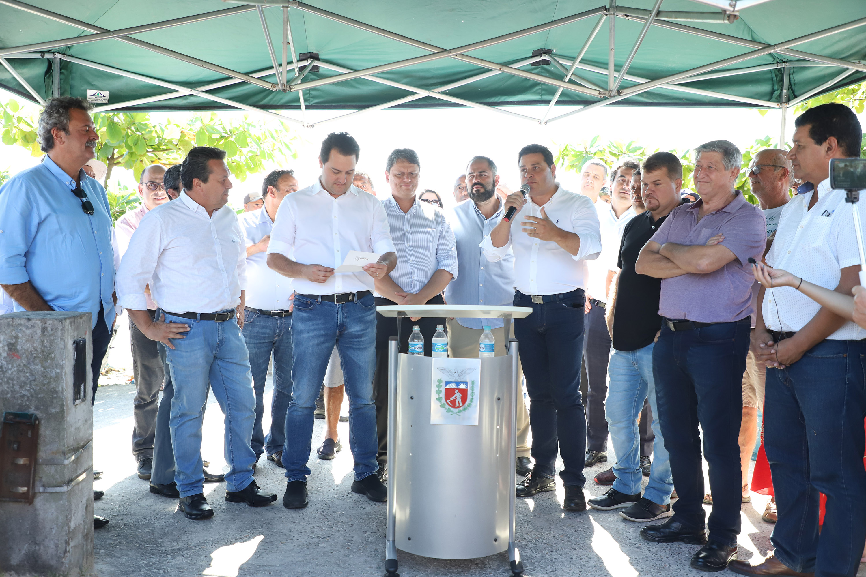 O governador Carlos Massa Ratinho Junior assinou nesta quinta-feira (27) a ordem de serviço para o início das obras de reforma e melhorias nos trapiches de Nova Brasília e Encantadas, na Ilha do Mel, em Paranaguá. O ministro de Infraestrutura, Tarcísio Gomes de Freitas, participou da solenidade. O investimento de R$ 9,5 milhões são da empresa pública Portos do Paraná. As obras devem demorar cerca de sete meses. - Curitiba, 27/02/2020 - Foto: José Fernando Ogura/AEN