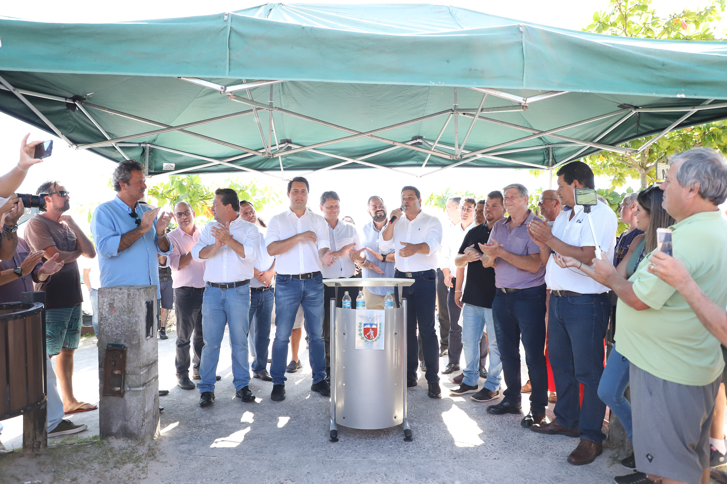 O governador Carlos Massa Ratinho Junior assinou nesta quinta-feira (27) a ordem de serviço para o início das obras de reforma e melhorias nos trapiches de Nova Brasília e Encantadas, na Ilha do Mel, em Paranaguá. O ministro de Infraestrutura, Tarcísio Gomes de Freitas, participou da solenidade. O investimento de R$ 9,5 milhões são da empresa pública Portos do Paraná. As obras devem demorar cerca de sete meses. - Curitiba, 27/02/2020 - Foto: José Fernando Ogura/AEN