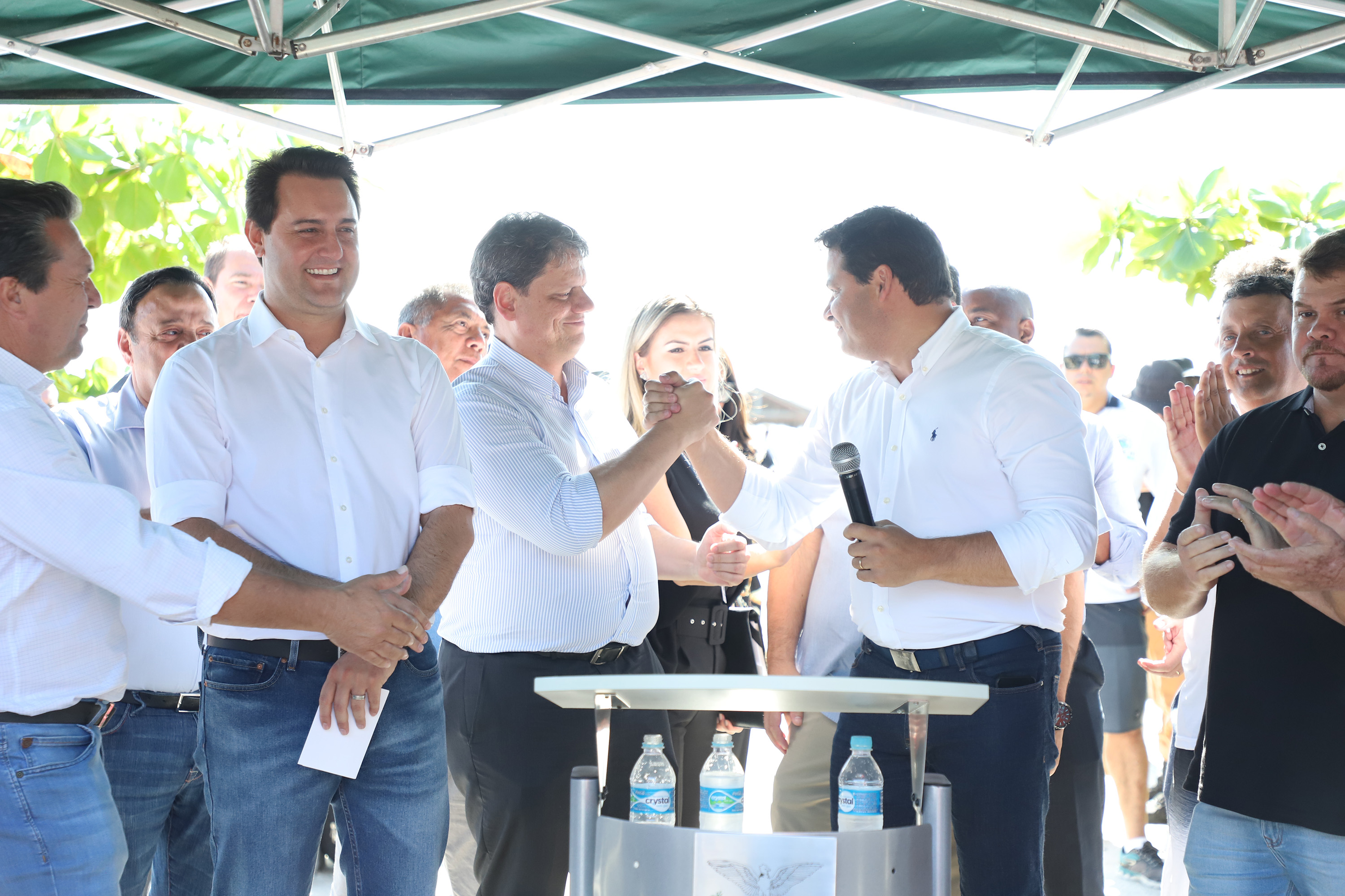 O governador Carlos Massa Ratinho Junior assinou nesta quinta-feira (27) a ordem de serviço para o início das obras de reforma e melhorias nos trapiches de Nova Brasília e Encantadas, na Ilha do Mel, em Paranaguá. O ministro de Infraestrutura, Tarcísio Gomes de Freitas, participou da solenidade. O investimento de R$ 9,5 milhões são da empresa pública Portos do Paraná. As obras devem demorar cerca de sete meses. - Curitiba, 27/02/2020 - Foto: José Fernando Ogura/AEN