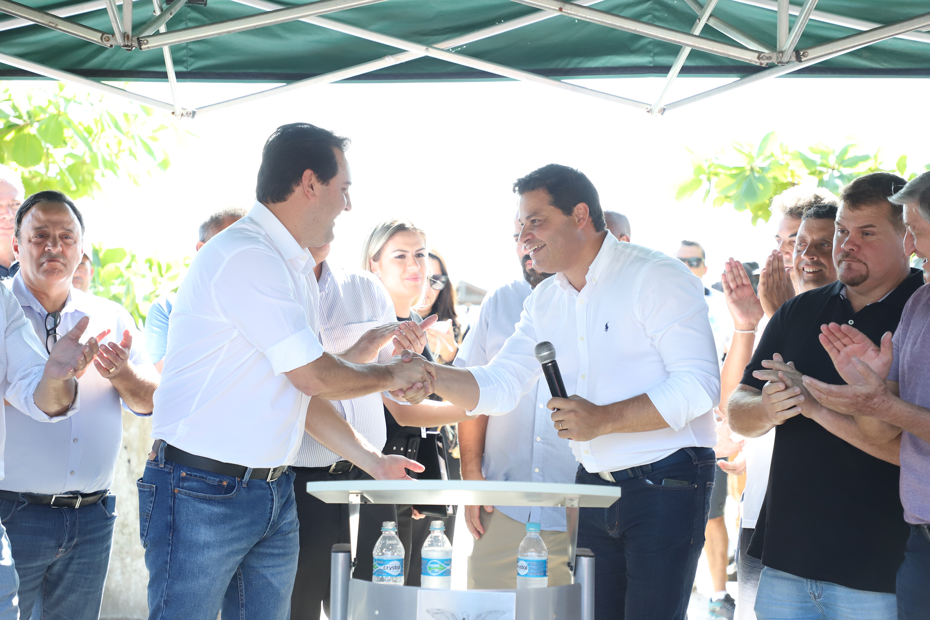 O governador Carlos Massa Ratinho Junior assinou nesta quinta-feira (27) a ordem de serviço para o início das obras de reforma e melhorias nos trapiches de Nova Brasília e Encantadas, na Ilha do Mel, em Paranaguá. O ministro de Infraestrutura, Tarcísio Gomes de Freitas, participou da solenidade. O investimento de R$ 9,5 milhões são da empresa pública Portos do Paraná. As obras devem demorar cerca de sete meses. - Curitiba, 27/02/2020 - Foto: José Fernando Ogura/AEN
