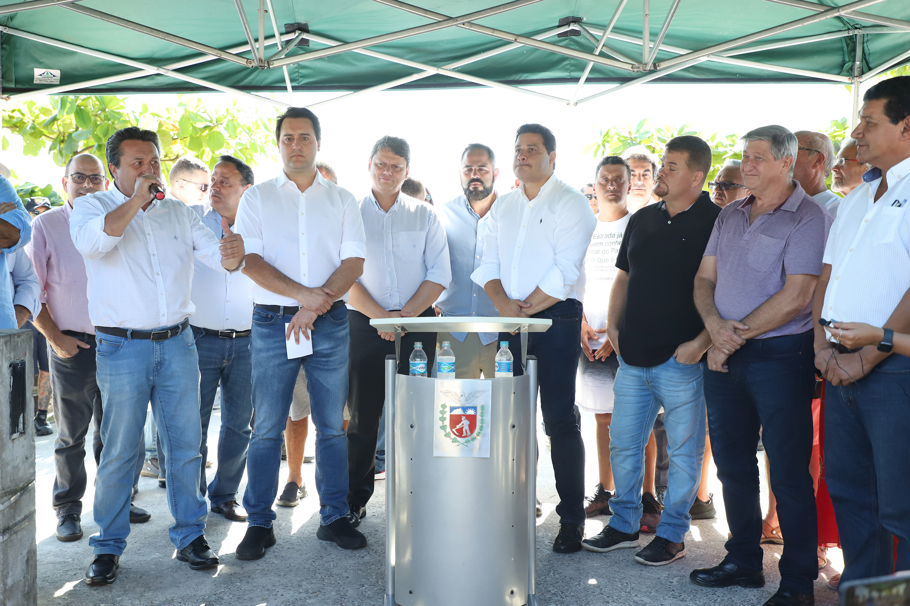 O governador Carlos Massa Ratinho Junior assinou nesta quinta-feira (27) a ordem de serviço para o início das obras de reforma e melhorias nos trapiches de Nova Brasília e Encantadas, na Ilha do Mel, em Paranaguá. O ministro de Infraestrutura, Tarcísio Gomes de Freitas, participou da solenidade. O investimento de R$ 9,5 milhões são da empresa pública Portos do Paraná. As obras devem demorar cerca de sete meses. - Curitiba, 27/02/2020 - Foto: José Fernando Ogura/AEN