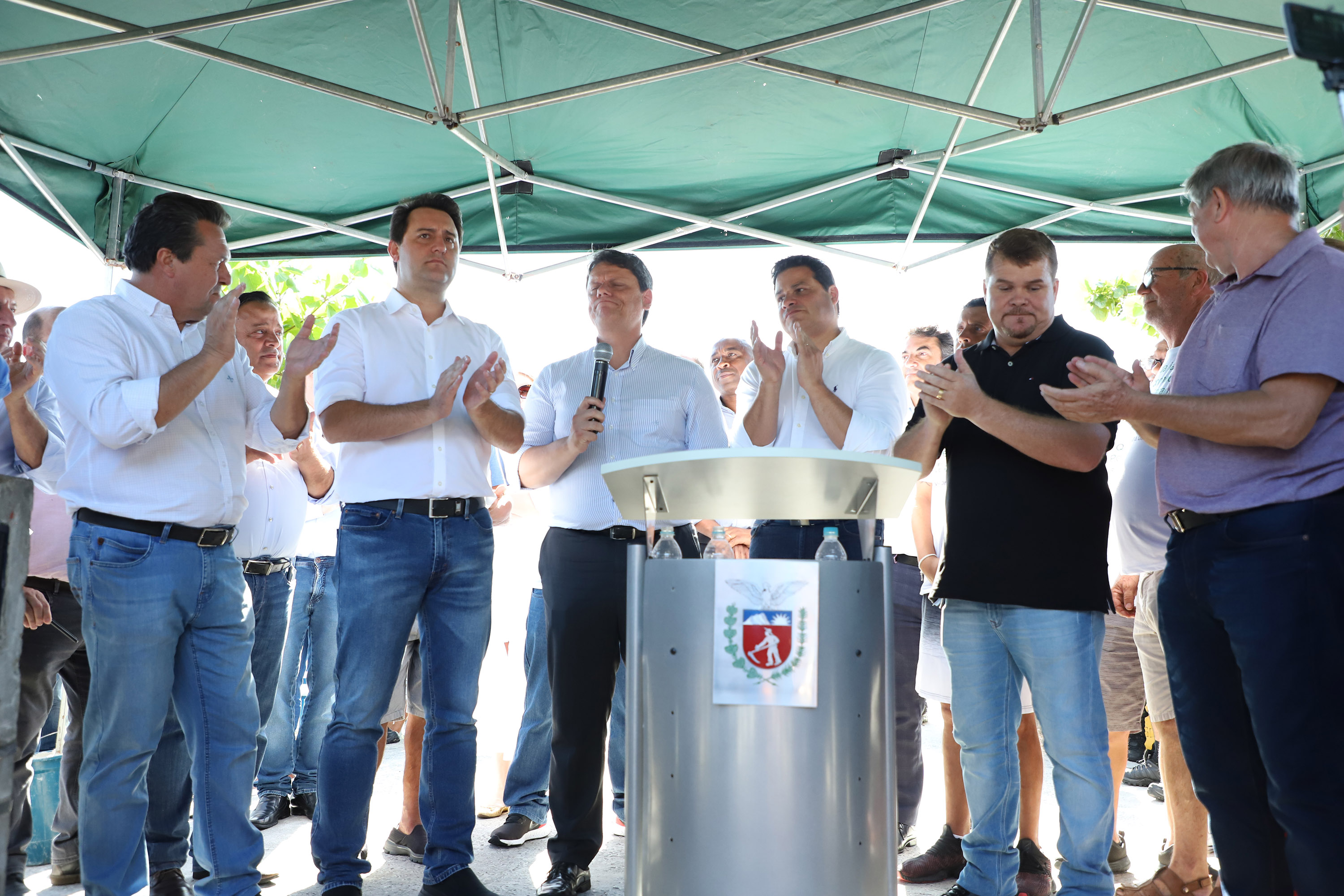 O governador Carlos Massa Ratinho Junior assinou nesta quinta-feira (27) a ordem de serviço para o início das obras de reforma e melhorias nos trapiches de Nova Brasília e Encantadas, na Ilha do Mel, em Paranaguá. O ministro de Infraestrutura, Tarcísio Gomes de Freitas, participou da solenidade. O investimento de R$ 9,5 milhões são da empresa pública Portos do Paraná. As obras devem demorar cerca de sete meses. - Curitiba, 27/02/2020 - Foto: José Fernando Ogura/AEN