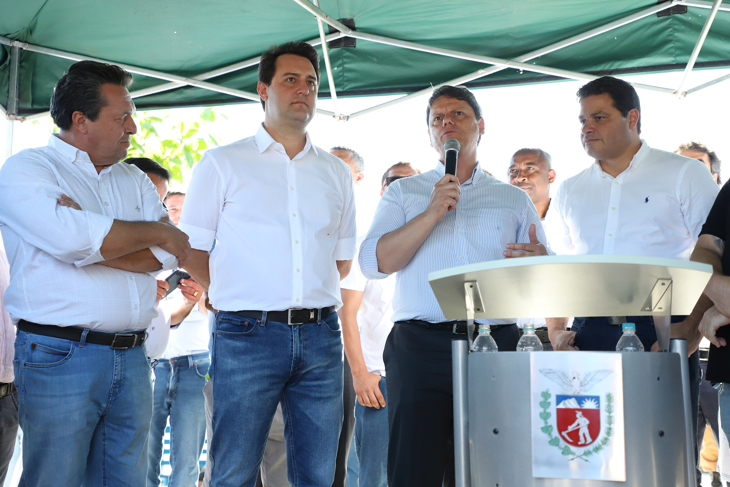 O governador Carlos Massa Ratinho Junior assinou nesta quinta-feira (27) a ordem de serviço para o início das obras de reforma e melhorias nos trapiches de Nova Brasília e Encantadas, na Ilha do Mel, em Paranaguá. O ministro de Infraestrutura, Tarcísio Gomes de Freitas, participou da solenidade. O investimento de R$ 9,5 milhões são da empresa pública Portos do Paraná. As obras devem demorar cerca de sete meses. - Curitiba, 27/02/2020 - Foto: José Fernando Ogura/AEN