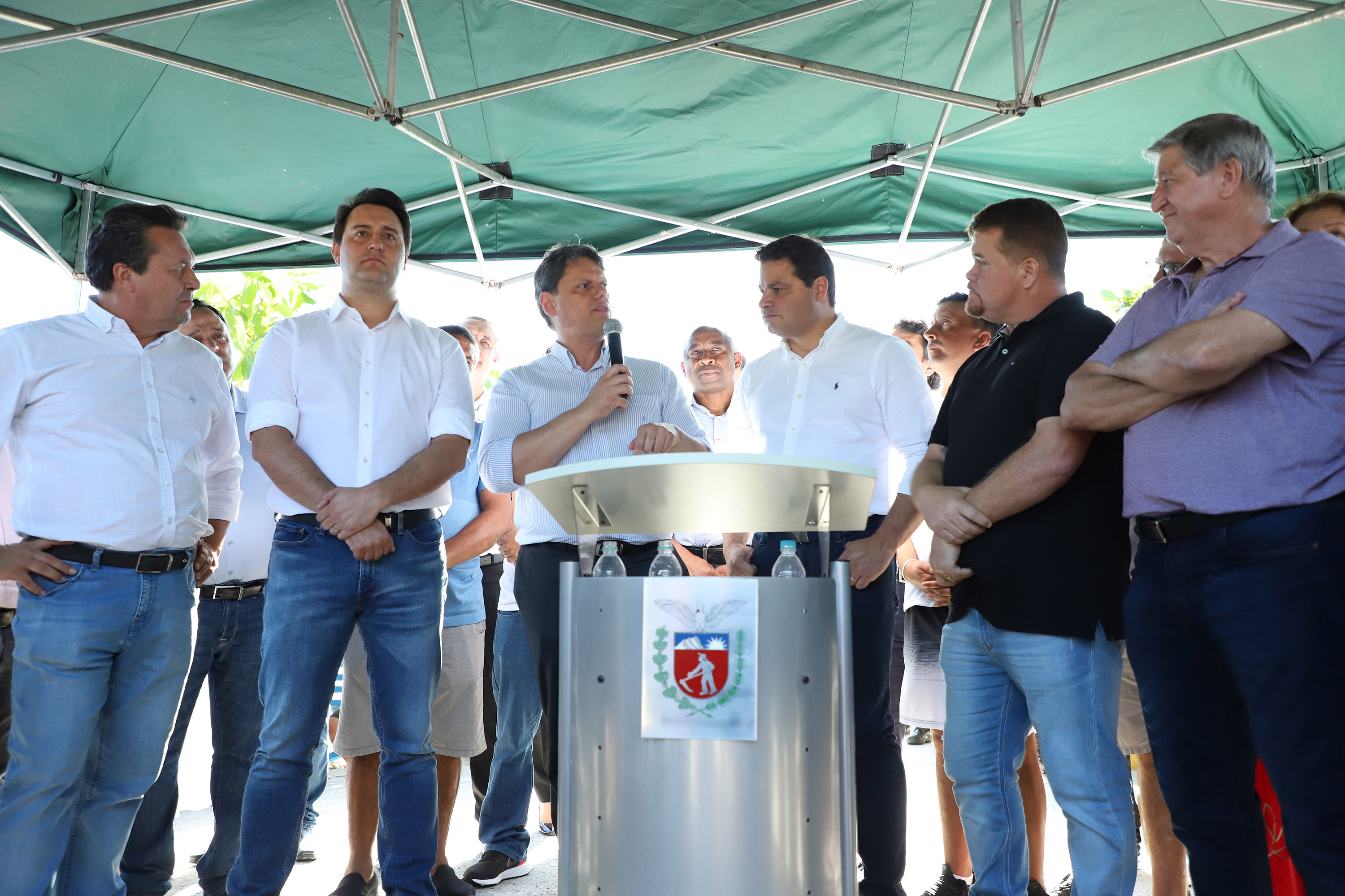 O governador Carlos Massa Ratinho Junior assinou nesta quinta-feira (27) a ordem de serviço para o início das obras de reforma e melhorias nos trapiches de Nova Brasília e Encantadas, na Ilha do Mel, em Paranaguá. O ministro de Infraestrutura, Tarcísio Gomes de Freitas, participou da solenidade. O investimento de R$ 9,5 milhões são da empresa pública Portos do Paraná. As obras devem demorar cerca de sete meses. - Curitiba, 27/02/2020 - Foto: José Fernando Ogura/AEN