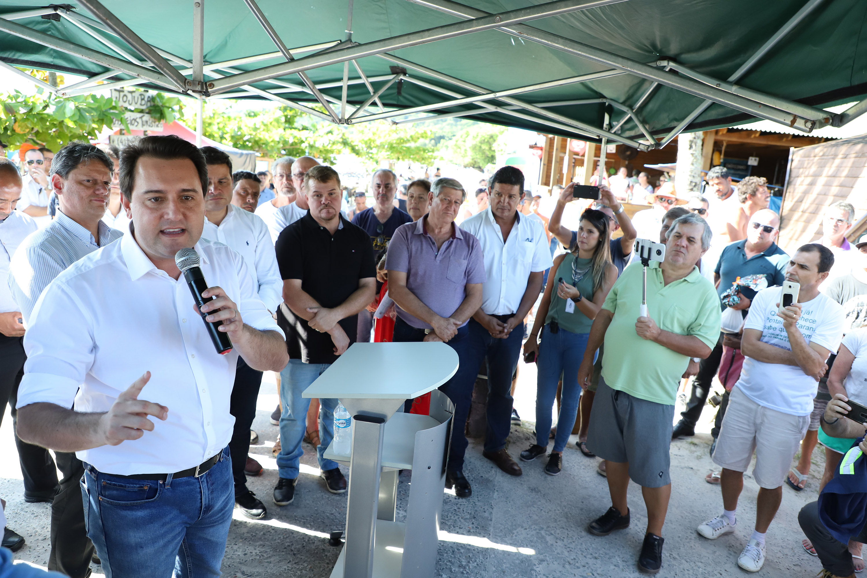 O governador Carlos Massa Ratinho Junior assinou nesta quinta-feira (27) a ordem de serviço para o início das obras de reforma e melhorias nos trapiches de Nova Brasília e Encantadas, na Ilha do Mel, em Paranaguá. O ministro de Infraestrutura, Tarcísio Gomes de Freitas, participou da solenidade. O investimento de R$ 9,5 milhões são da empresa pública Portos do Paraná. As obras devem demorar cerca de sete meses. - Curitiba, 27/02/2020 - Foto: José Fernando Ogura/AEN