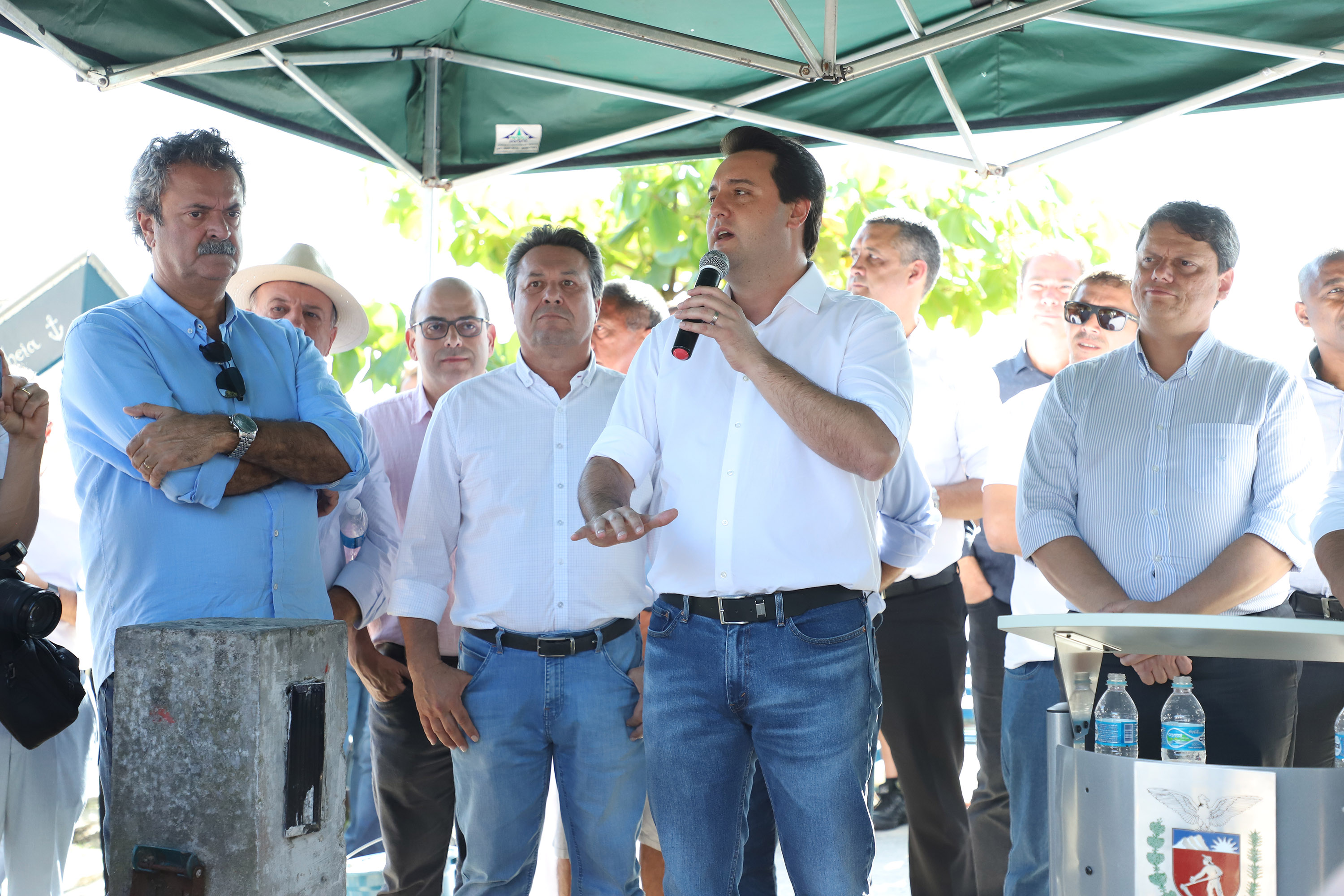 O governador Carlos Massa Ratinho Junior assinou nesta quinta-feira (27) a ordem de serviço para o início das obras de reforma e melhorias nos trapiches de Nova Brasília e Encantadas, na Ilha do Mel, em Paranaguá. O ministro de Infraestrutura, Tarcísio Gomes de Freitas, participou da solenidade. O investimento de R$ 9,5 milhões são da empresa pública Portos do Paraná. As obras devem demorar cerca de sete meses. - Curitiba, 27/02/2020 - Foto: José Fernando Ogura/AEN