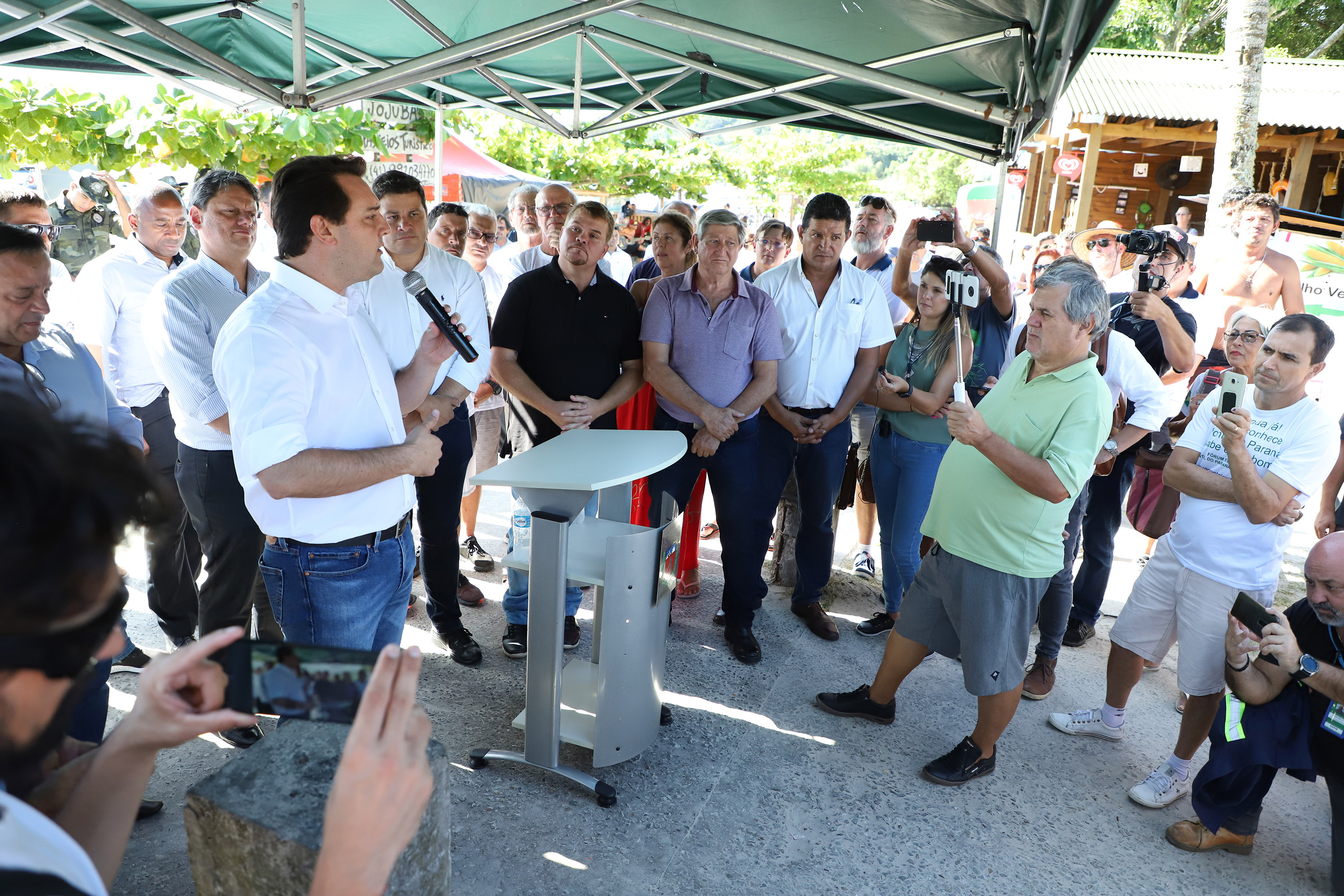 O governador Carlos Massa Ratinho Junior assinou nesta quinta-feira (27) a ordem de serviço para o início das obras de reforma e melhorias nos trapiches de Nova Brasília e Encantadas, na Ilha do Mel, em Paranaguá. O ministro de Infraestrutura, Tarcísio Gomes de Freitas, participou da solenidade. O investimento de R$ 9,5 milhões são da empresa pública Portos do Paraná. As obras devem demorar cerca de sete meses. - Curitiba, 27/02/2020 - Foto: José Fernando Ogura/AEN