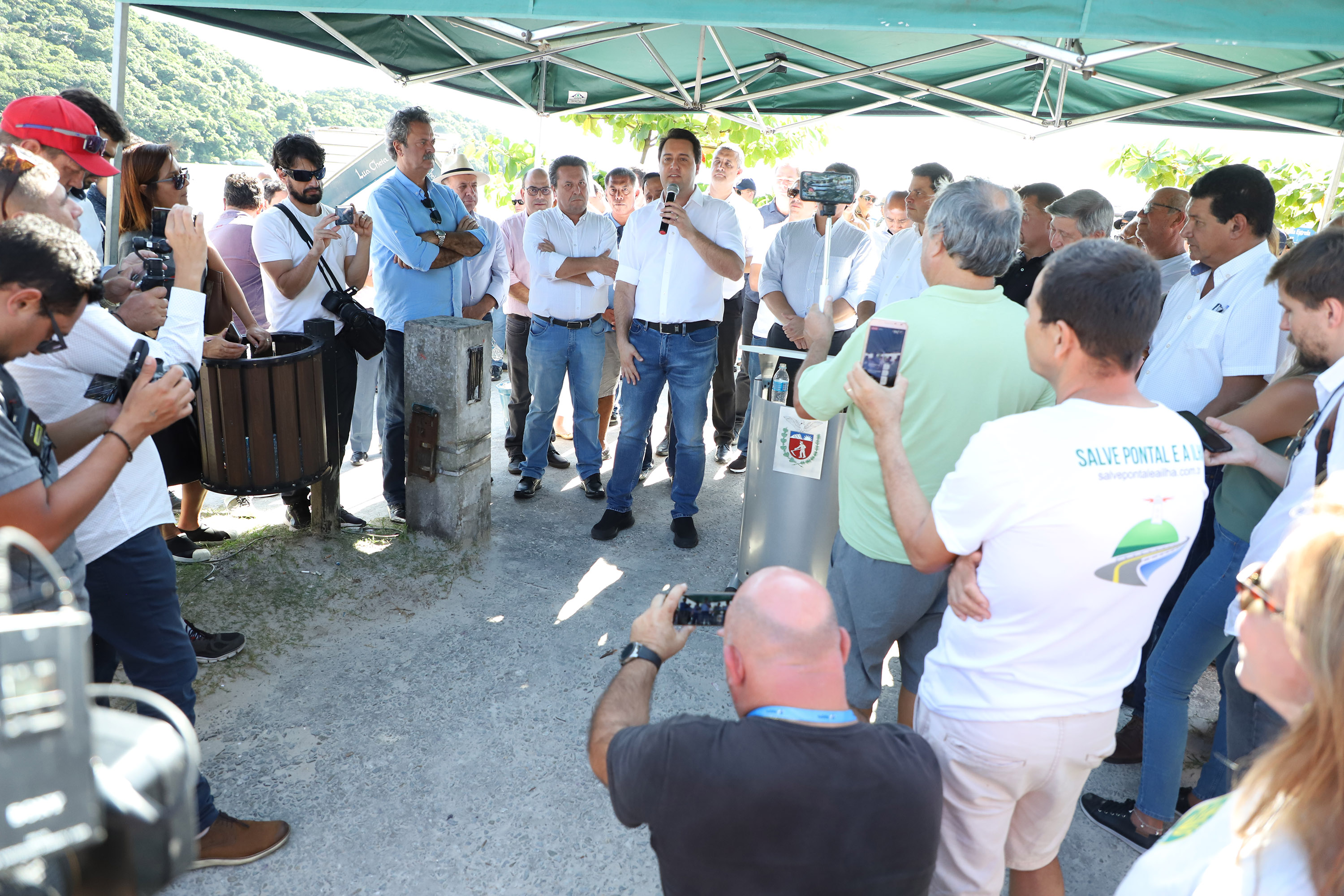 O governador Carlos Massa Ratinho Junior assinou nesta quinta-feira (27) a ordem de serviço para o início das obras de reforma e melhorias nos trapiches de Nova Brasília e Encantadas, na Ilha do Mel, em Paranaguá. O ministro de Infraestrutura, Tarcísio Gomes de Freitas, participou da solenidade. O investimento de R$ 9,5 milhões são da empresa pública Portos do Paraná. As obras devem demorar cerca de sete meses. - Curitiba, 27/02/2020 - Foto: José Fernando Ogura/AEN