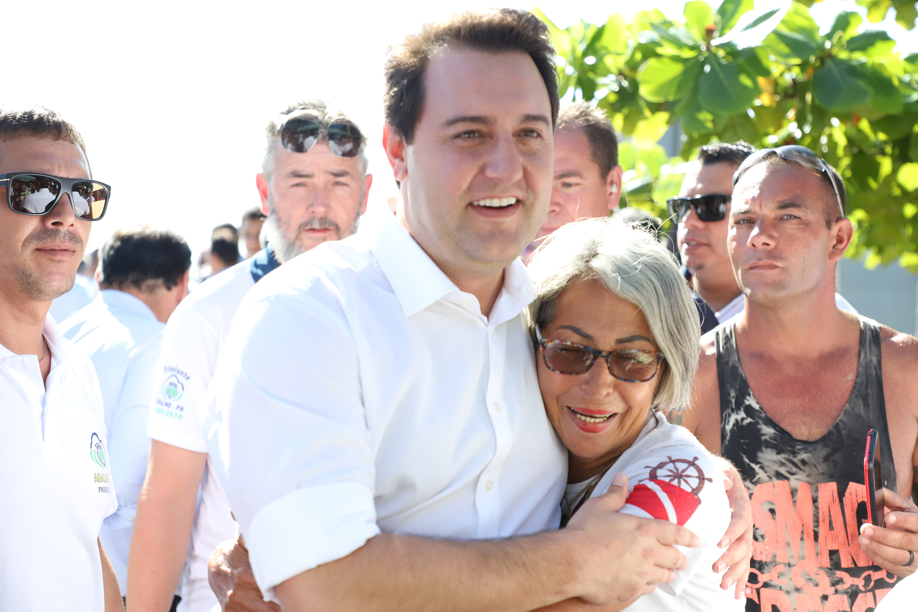 O governador Carlos Massa Ratinho Junior assinou nesta quinta-feira (27) a ordem de serviço para o início das obras de reforma e melhorias nos trapiches de Nova Brasília e Encantadas, na Ilha do Mel, em Paranaguá. O ministro de Infraestrutura, Tarcísio Gomes de Freitas, participou da solenidade. O investimento de R$ 9,5 milhões são da empresa pública Portos do Paraná. As obras devem demorar cerca de sete meses. - Curitiba, 27/02/2020 - Foto: José Fernando Ogura/AEN