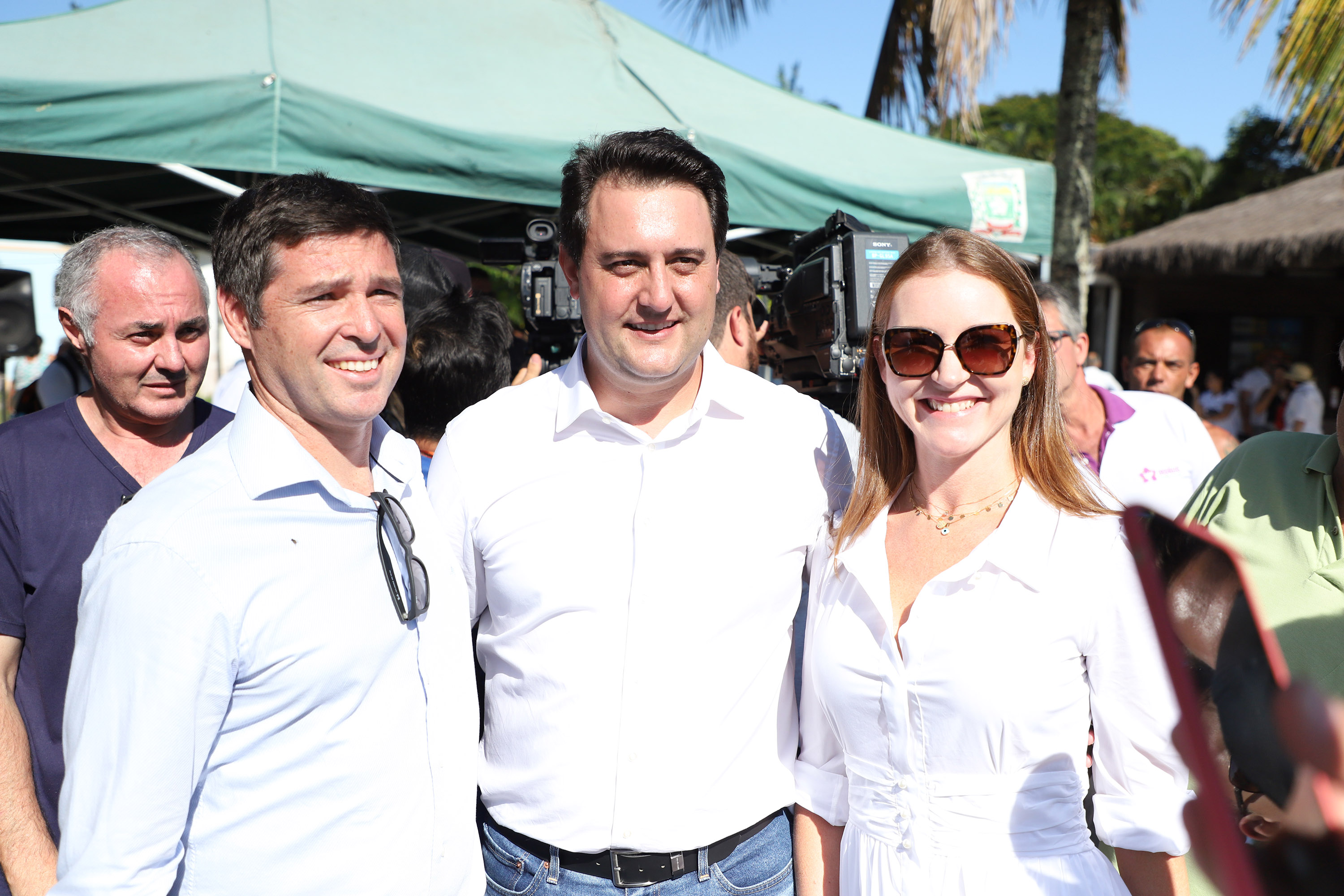 O governador Carlos Massa Ratinho Junior assinou nesta quinta-feira (27) a ordem de serviço para o início das obras de reforma e melhorias nos trapiches de Nova Brasília e Encantadas, na Ilha do Mel, em Paranaguá. O ministro de Infraestrutura, Tarcísio Gomes de Freitas, participou da solenidade. O investimento de R$ 9,5 milhões são da empresa pública Portos do Paraná. As obras devem demorar cerca de sete meses. - Curitiba, 27/02/2020 - Foto: José Fernando Ogura/AEN