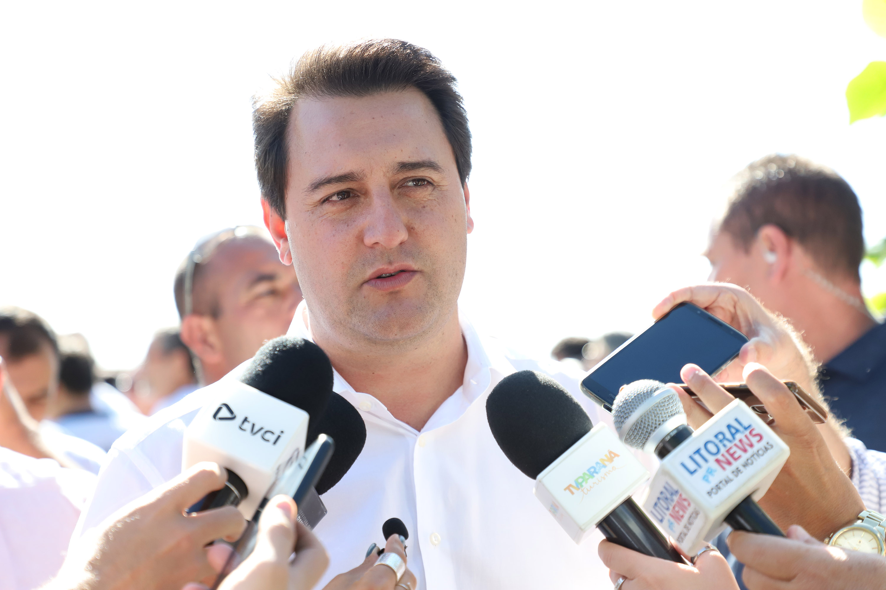 O governador Carlos Massa Ratinho Junior assinou nesta quinta-feira (27) a ordem de serviço para o início das obras de reforma e melhorias nos trapiches de Nova Brasília e Encantadas, na Ilha do Mel, em Paranaguá. O ministro de Infraestrutura, Tarcísio Gomes de Freitas, participou da solenidade. O investimento de R$ 9,5 milhões são da empresa pública Portos do Paraná. As obras devem demorar cerca de sete meses. - Curitiba, 27/02/2020 - Foto: José Fernando Ogura/AEN