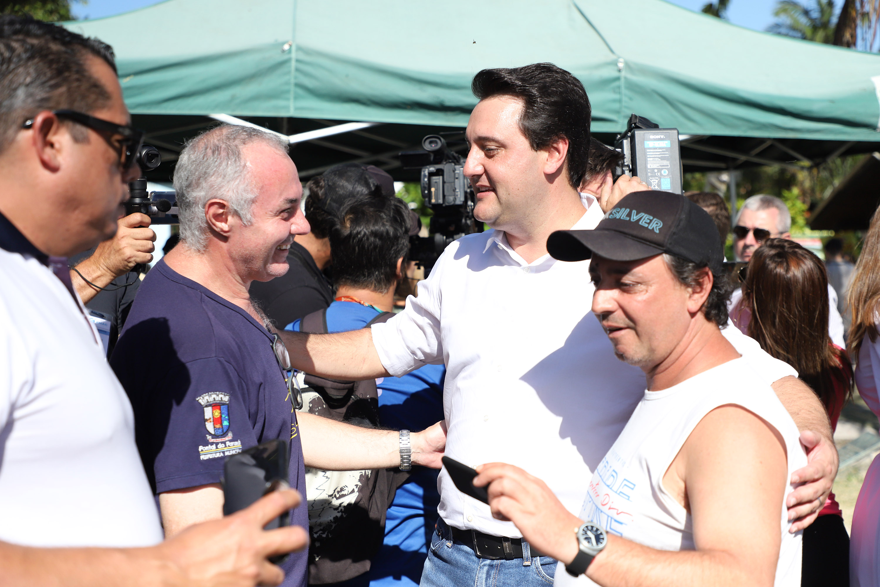 O governador Carlos Massa Ratinho Junior assinou nesta quinta-feira (27) a ordem de serviço para o início das obras de reforma e melhorias nos trapiches de Nova Brasília e Encantadas, na Ilha do Mel, em Paranaguá. O ministro de Infraestrutura, Tarcísio Gomes de Freitas, participou da solenidade. O investimento de R$ 9,5 milhões são da empresa pública Portos do Paraná. As obras devem demorar cerca de sete meses. - Curitiba, 27/02/2020 - Foto: José Fernando Ogura/AEN