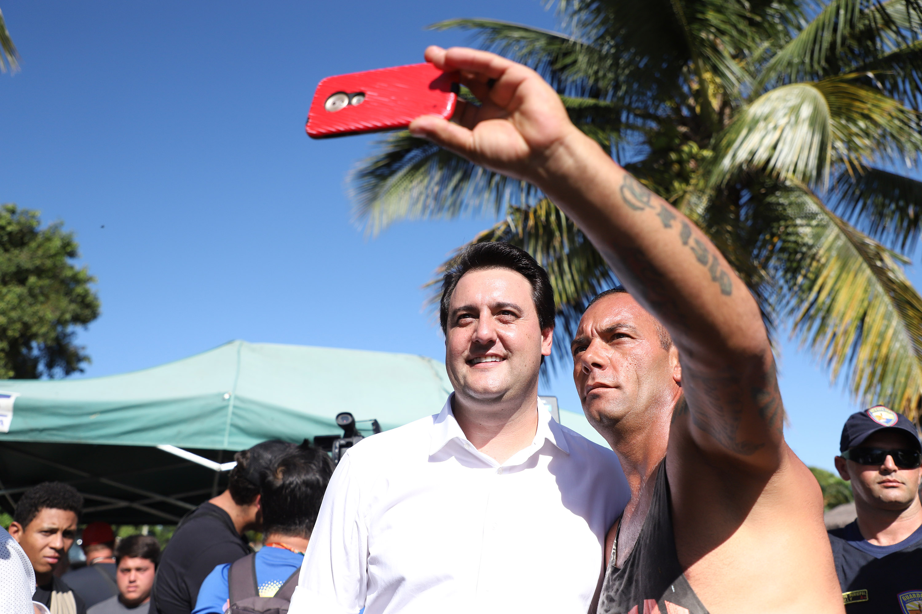 O governador Carlos Massa Ratinho Junior assinou nesta quinta-feira (27) a ordem de serviço para o início das obras de reforma e melhorias nos trapiches de Nova Brasília e Encantadas, na Ilha do Mel, em Paranaguá. O ministro de Infraestrutura, Tarcísio Gomes de Freitas, participou da solenidade. O investimento de R$ 9,5 milhões são da empresa pública Portos do Paraná. As obras devem demorar cerca de sete meses. - Curitiba, 27/02/2020 - Foto: José Fernando Ogura/AEN