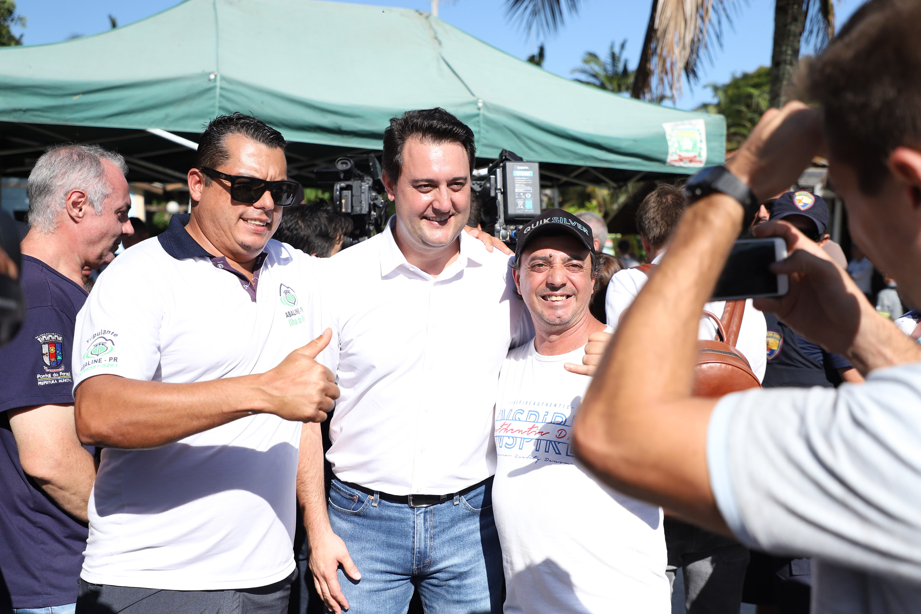 O governador Carlos Massa Ratinho Junior assinou nesta quinta-feira (27) a ordem de serviço para o início das obras de reforma e melhorias nos trapiches de Nova Brasília e Encantadas, na Ilha do Mel, em Paranaguá. O ministro de Infraestrutura, Tarcísio Gomes de Freitas, participou da solenidade. O investimento de R$ 9,5 milhões são da empresa pública Portos do Paraná. As obras devem demorar cerca de sete meses. - Curitiba, 27/02/2020 - Foto: José Fernando Ogura/AEN