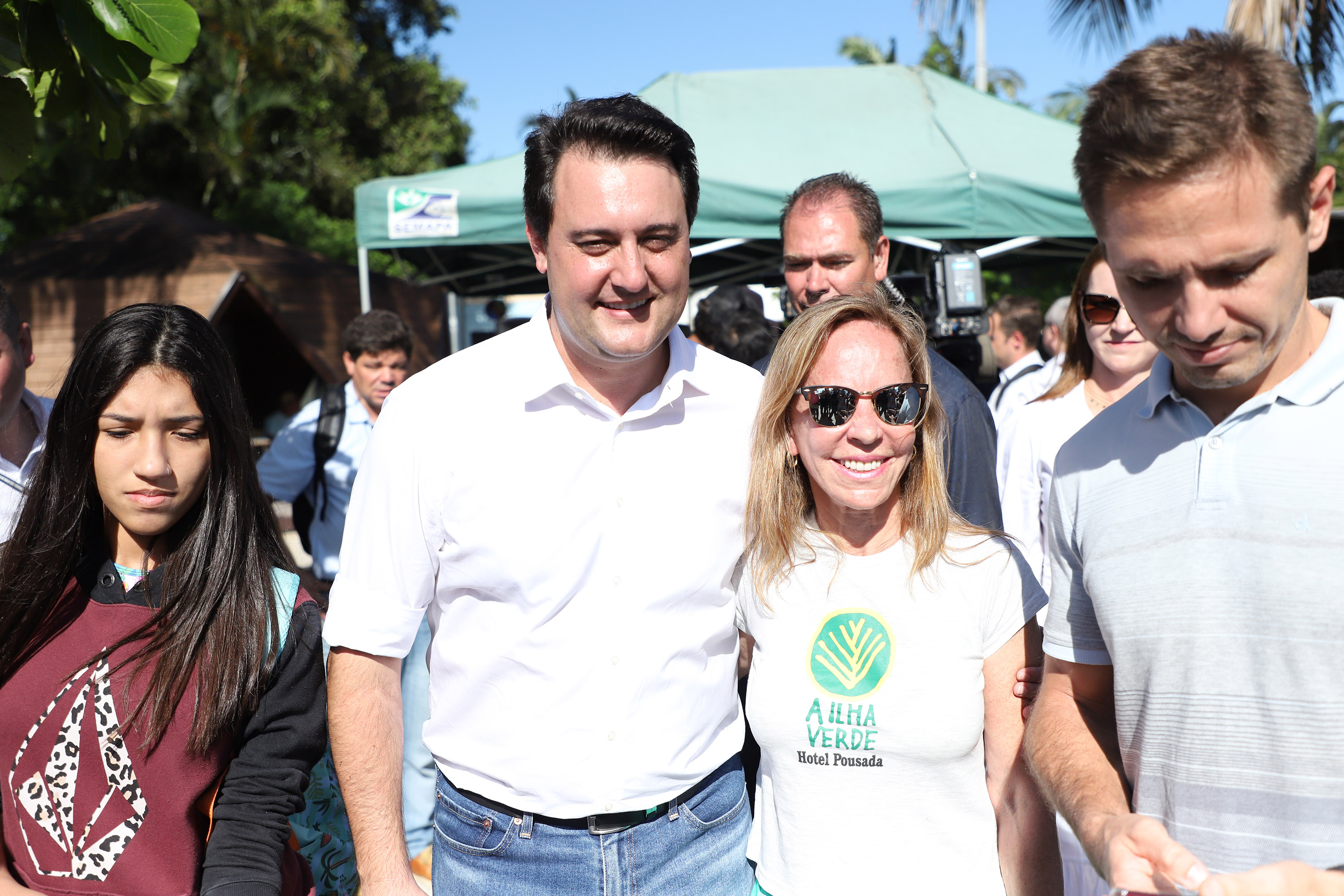 O governador Carlos Massa Ratinho Junior assinou nesta quinta-feira (27) a ordem de serviço para o início das obras de reforma e melhorias nos trapiches de Nova Brasília e Encantadas, na Ilha do Mel, em Paranaguá. O ministro de Infraestrutura, Tarcísio Gomes de Freitas, participou da solenidade. O investimento de R$ 9,5 milhões são da empresa pública Portos do Paraná. As obras devem demorar cerca de sete meses. - Curitiba, 27/02/2020 - Foto: José Fernando Ogura/AEN