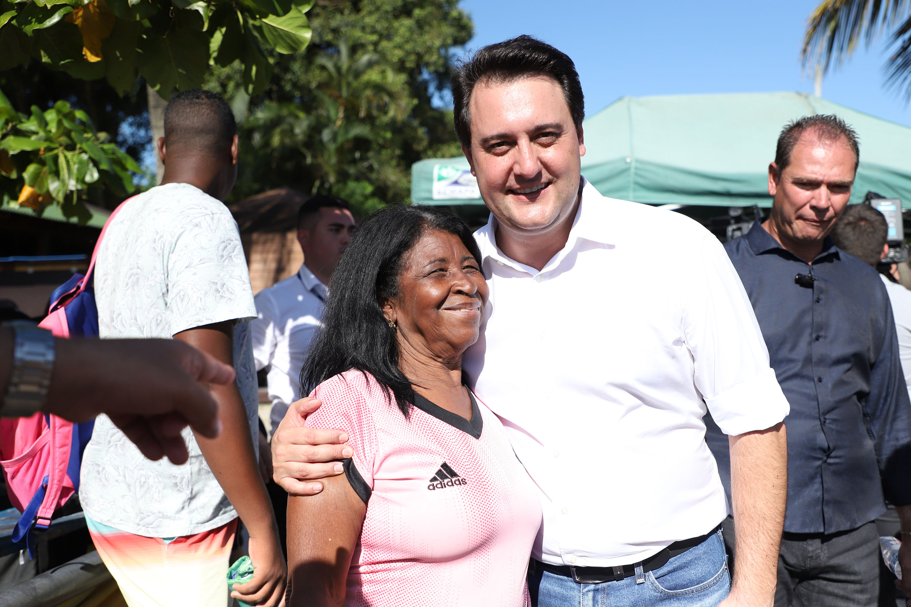 O governador Carlos Massa Ratinho Junior assinou nesta quinta-feira (27) a ordem de serviço para o início das obras de reforma e melhorias nos trapiches de Nova Brasília e Encantadas, na Ilha do Mel, em Paranaguá. O ministro de Infraestrutura, Tarcísio Gomes de Freitas, participou da solenidade. O investimento de R$ 9,5 milhões são da empresa pública Portos do Paraná. As obras devem demorar cerca de sete meses. - Curitiba, 27/02/2020 - Foto: José Fernando Ogura/AEN
