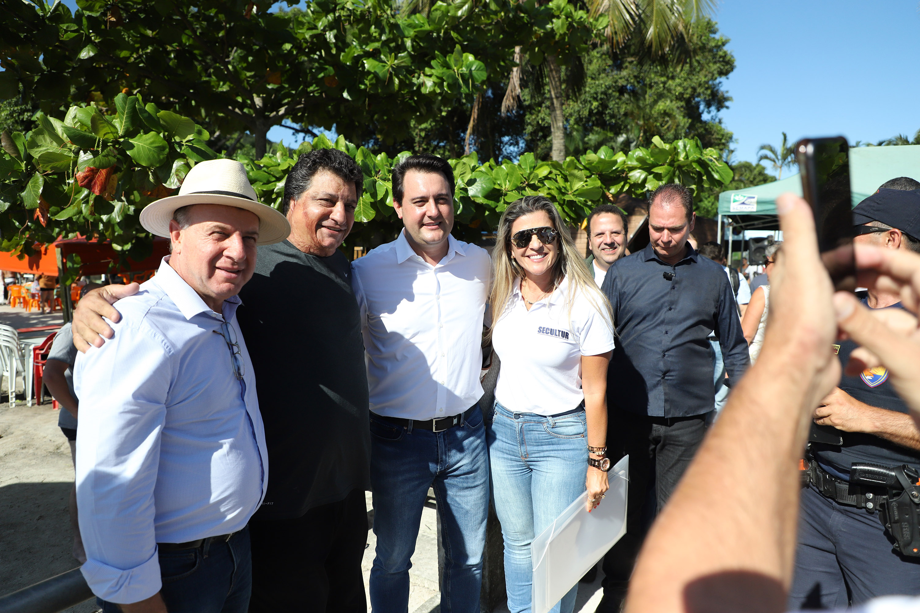 O governador Carlos Massa Ratinho Junior assinou nesta quinta-feira (27) a ordem de serviço para o início das obras de reforma e melhorias nos trapiches de Nova Brasília e Encantadas, na Ilha do Mel, em Paranaguá. O ministro de Infraestrutura, Tarcísio Gomes de Freitas, participou da solenidade. O investimento de R$ 9,5 milhões são da empresa pública Portos do Paraná. As obras devem demorar cerca de sete meses. - Curitiba, 27/02/2020 - Foto: José Fernando Ogura/AEN