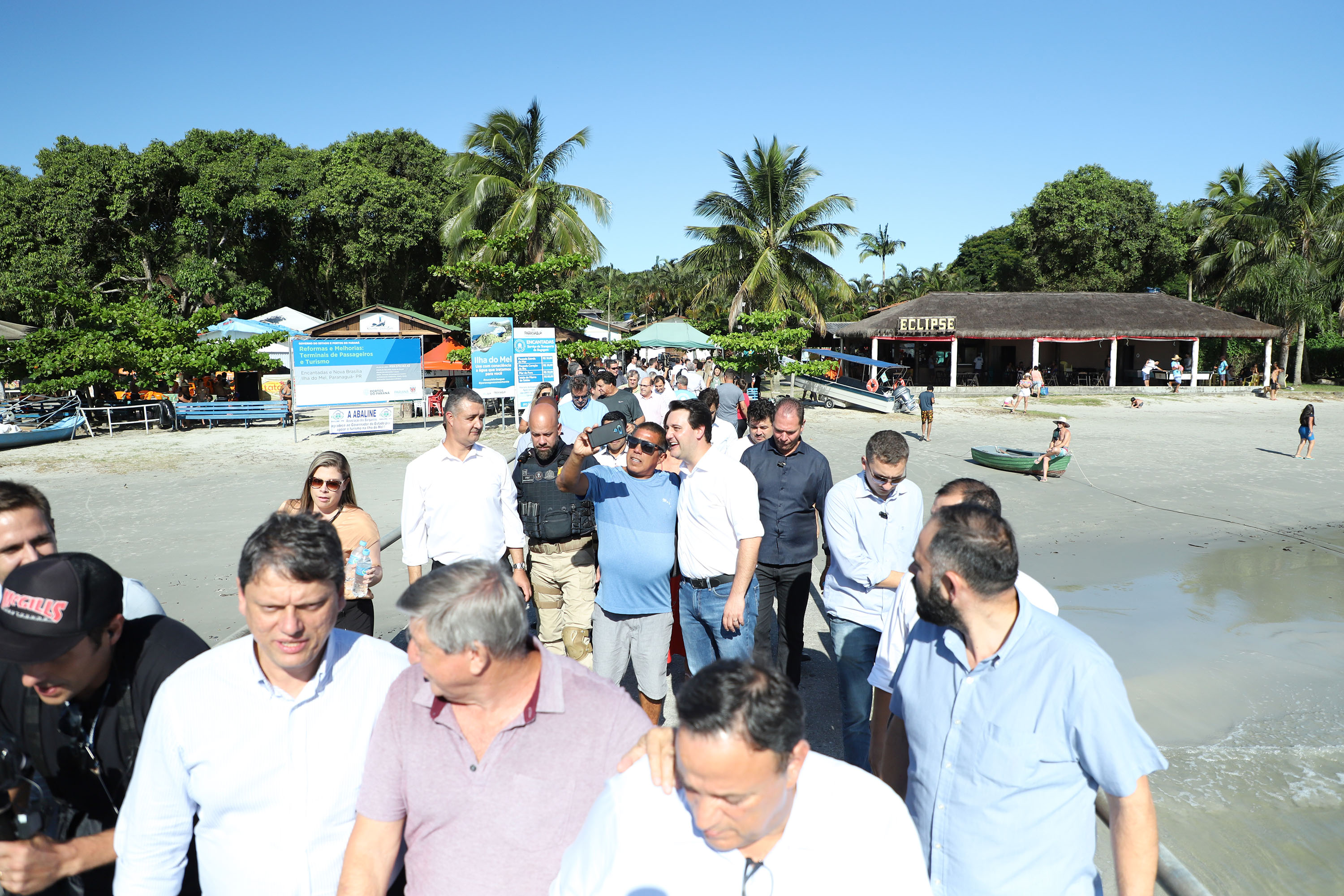 O governador Carlos Massa Ratinho Junior assinou nesta quinta-feira (27) a ordem de serviço para o início das obras de reforma e melhorias nos trapiches de Nova Brasília e Encantadas, na Ilha do Mel, em Paranaguá. O ministro de Infraestrutura, Tarcísio Gomes de Freitas, participou da solenidade. O investimento de R$ 9,5 milhões são da empresa pública Portos do Paraná. As obras devem demorar cerca de sete meses. - Curitiba, 27/02/2020 - Foto: José Fernando Ogura/AEN