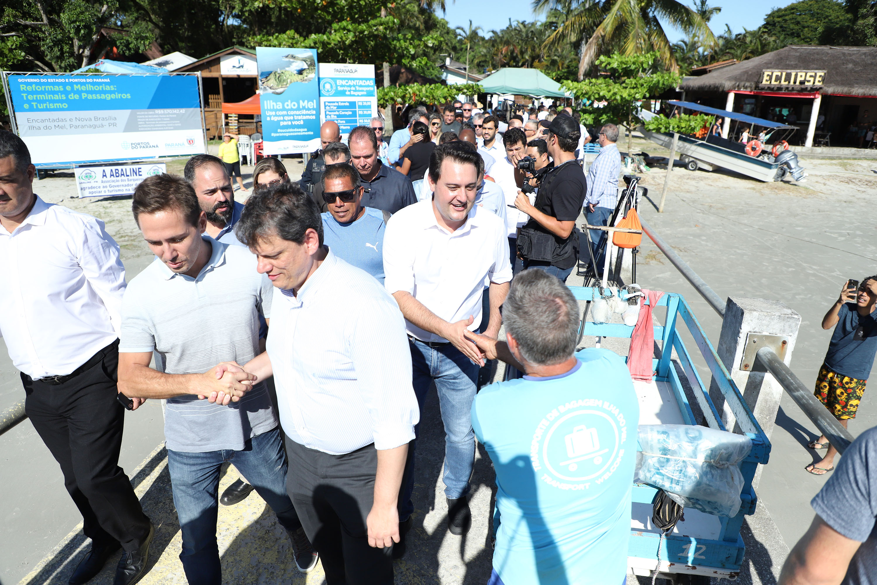 O governador Carlos Massa Ratinho Junior assinou nesta quinta-feira (27) a ordem de serviço para o início das obras de reforma e melhorias nos trapiches de Nova Brasília e Encantadas, na Ilha do Mel, em Paranaguá. O ministro de Infraestrutura, Tarcísio Gomes de Freitas, participou da solenidade. O investimento de R$ 9,5 milhões são da empresa pública Portos do Paraná. As obras devem demorar cerca de sete meses. - Curitiba, 27/02/2020 - Foto: José Fernando Ogura/AEN
