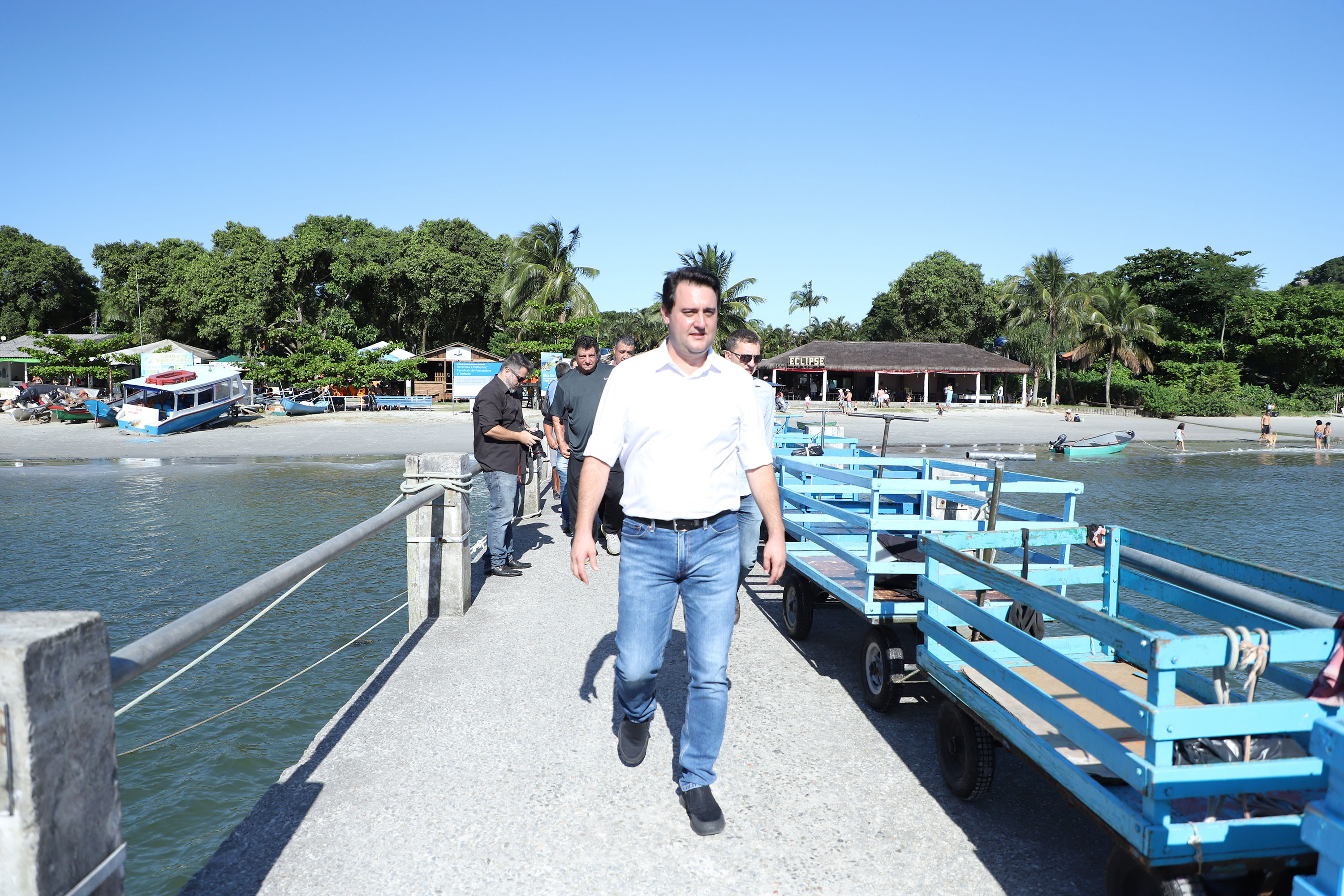 O governador Carlos Massa Ratinho Junior assinou nesta quinta-feira (27) a ordem de serviço para o início das obras de reforma e melhorias nos trapiches de Nova Brasília e Encantadas, na Ilha do Mel, em Paranaguá. O ministro de Infraestrutura, Tarcísio Gomes de Freitas, participou da solenidade. O investimento de R$ 9,5 milhões são da empresa pública Portos do Paraná. As obras devem demorar cerca de sete meses. - Curitiba, 27/02/2020 - Foto: José Fernando Ogura/AEN